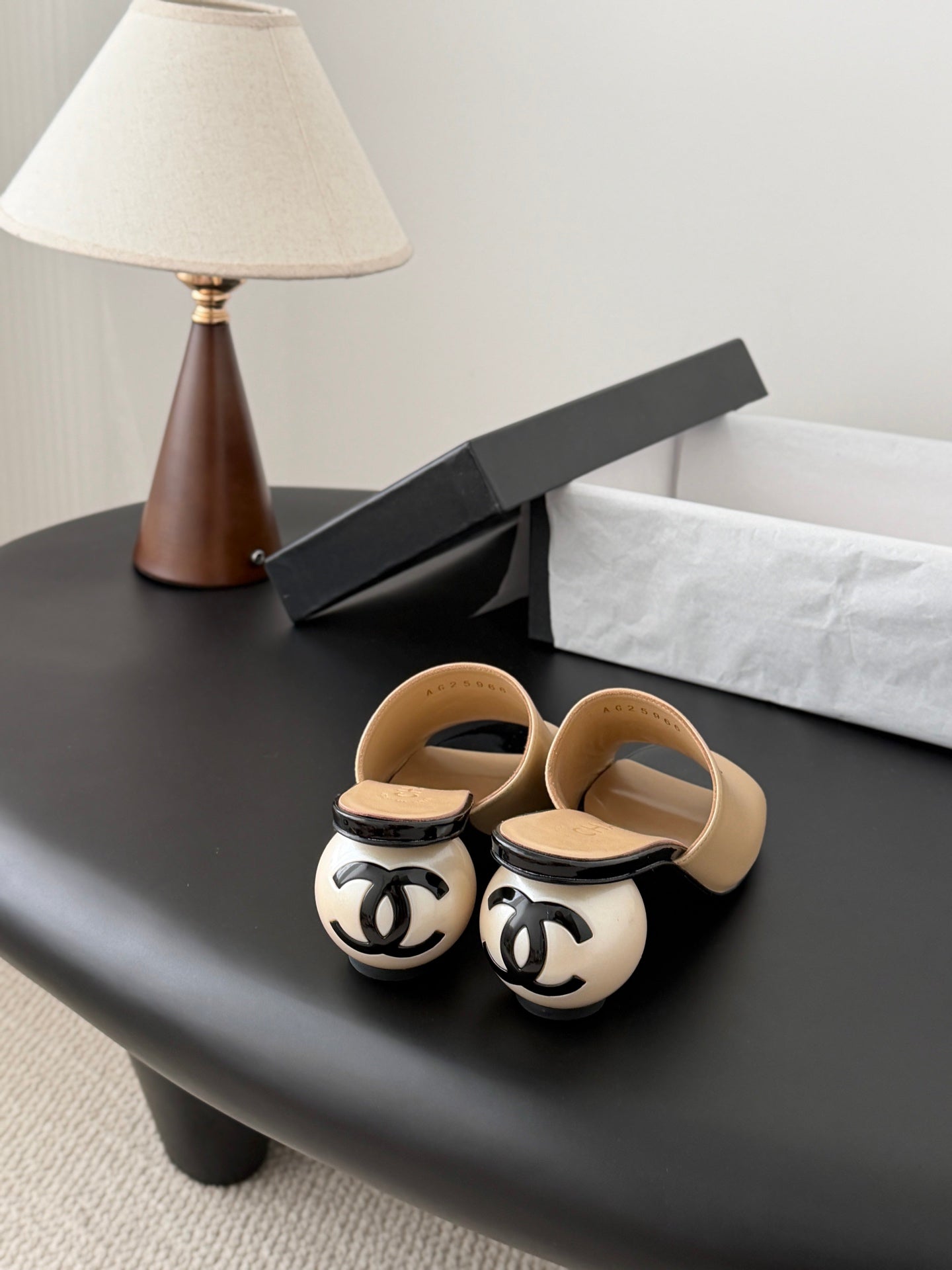 CC 26SS Slippers 7cm Black Beige Lambskin Patent Leather 670611