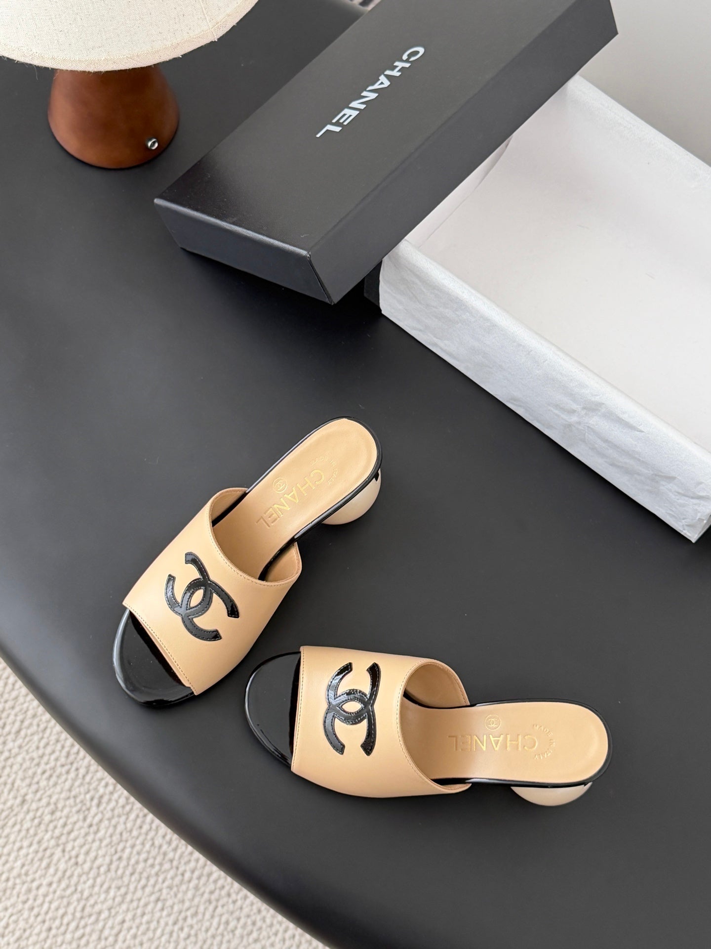CC 26SS Slippers 7cm Black Beige Lambskin Patent Leather 670611