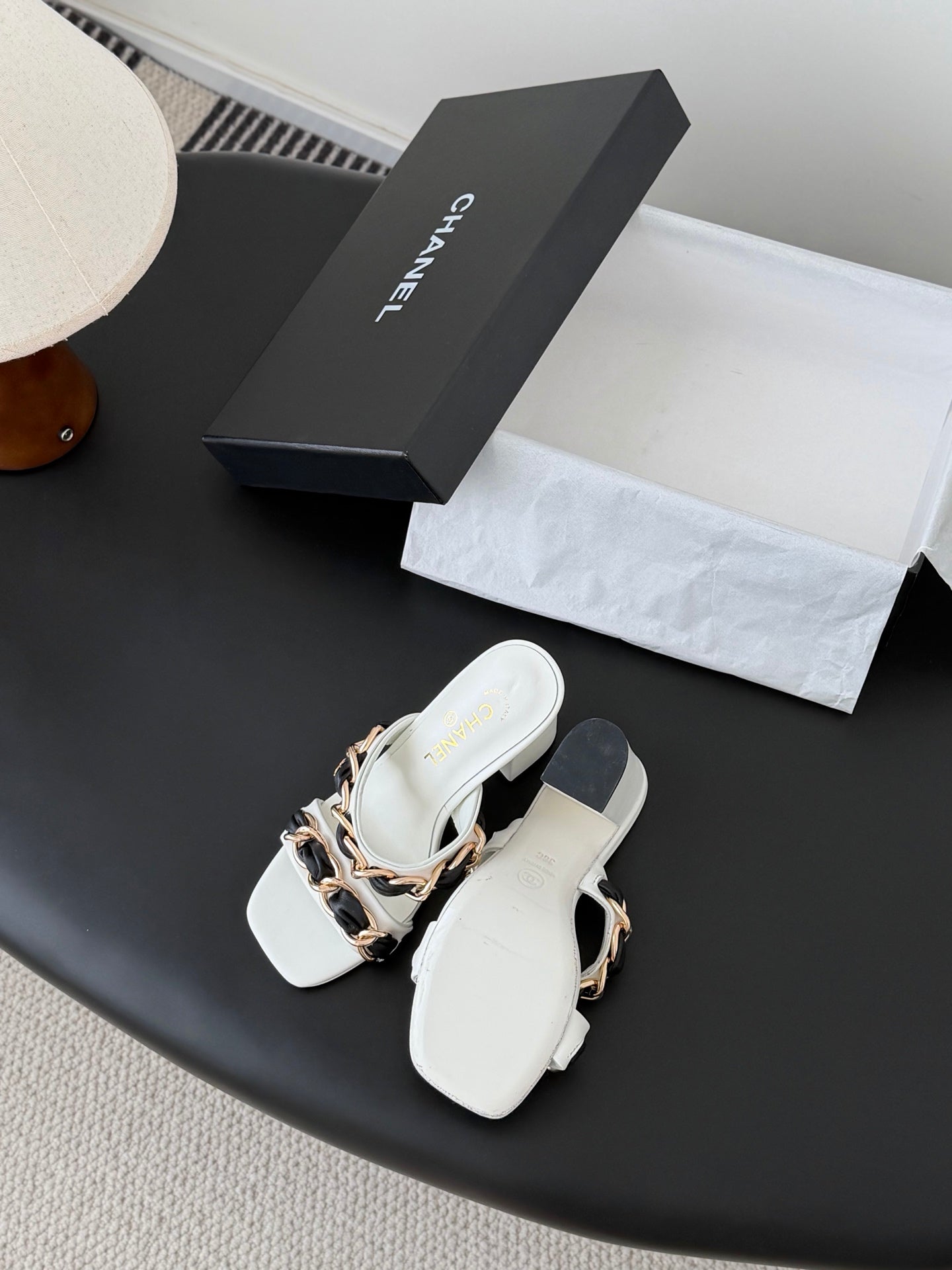CC 26ss Chain Slippers Black White Sheepskin 670305