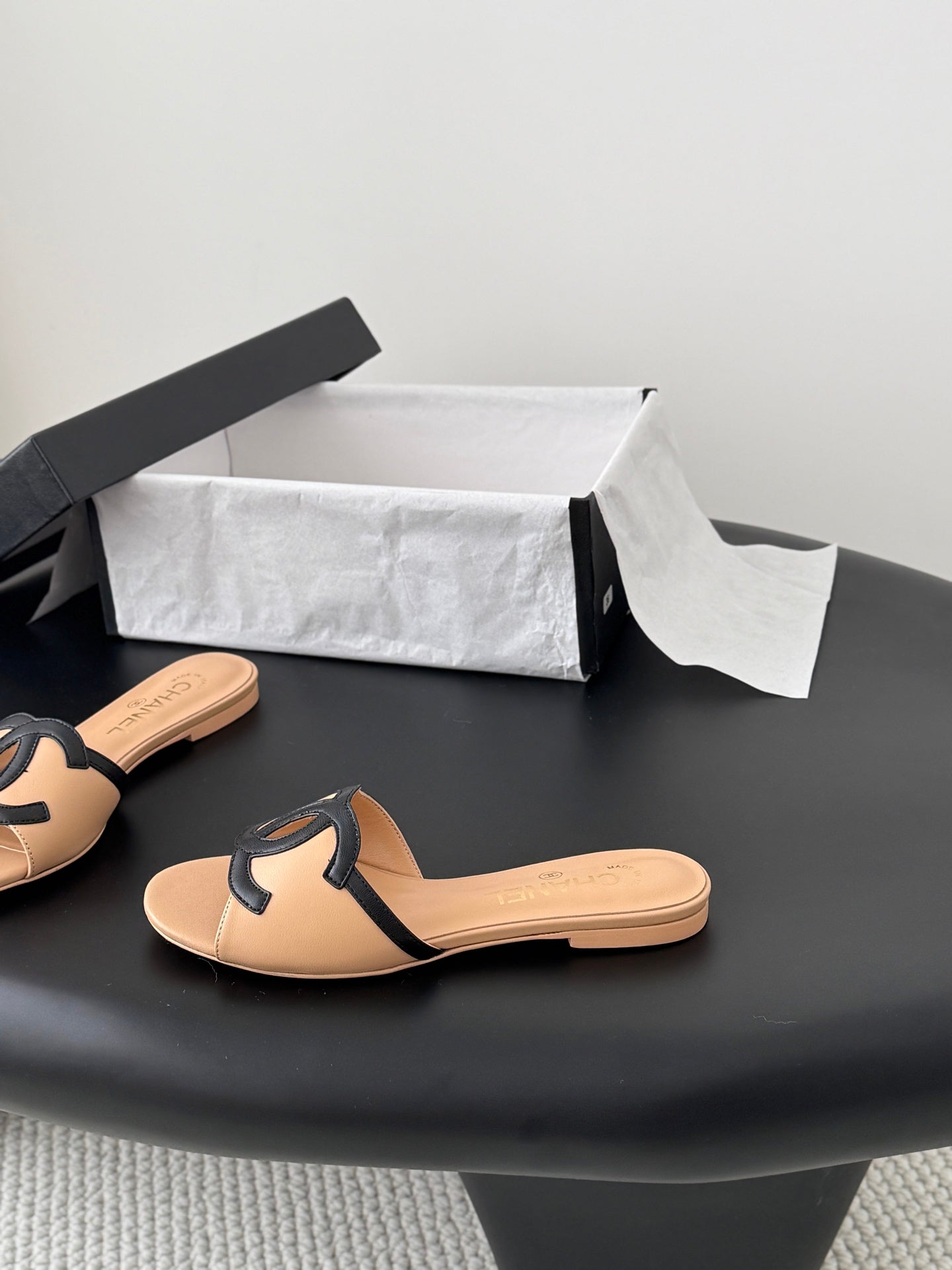 CC 2026 Flat Sandal Beige Black Lambskin 675863