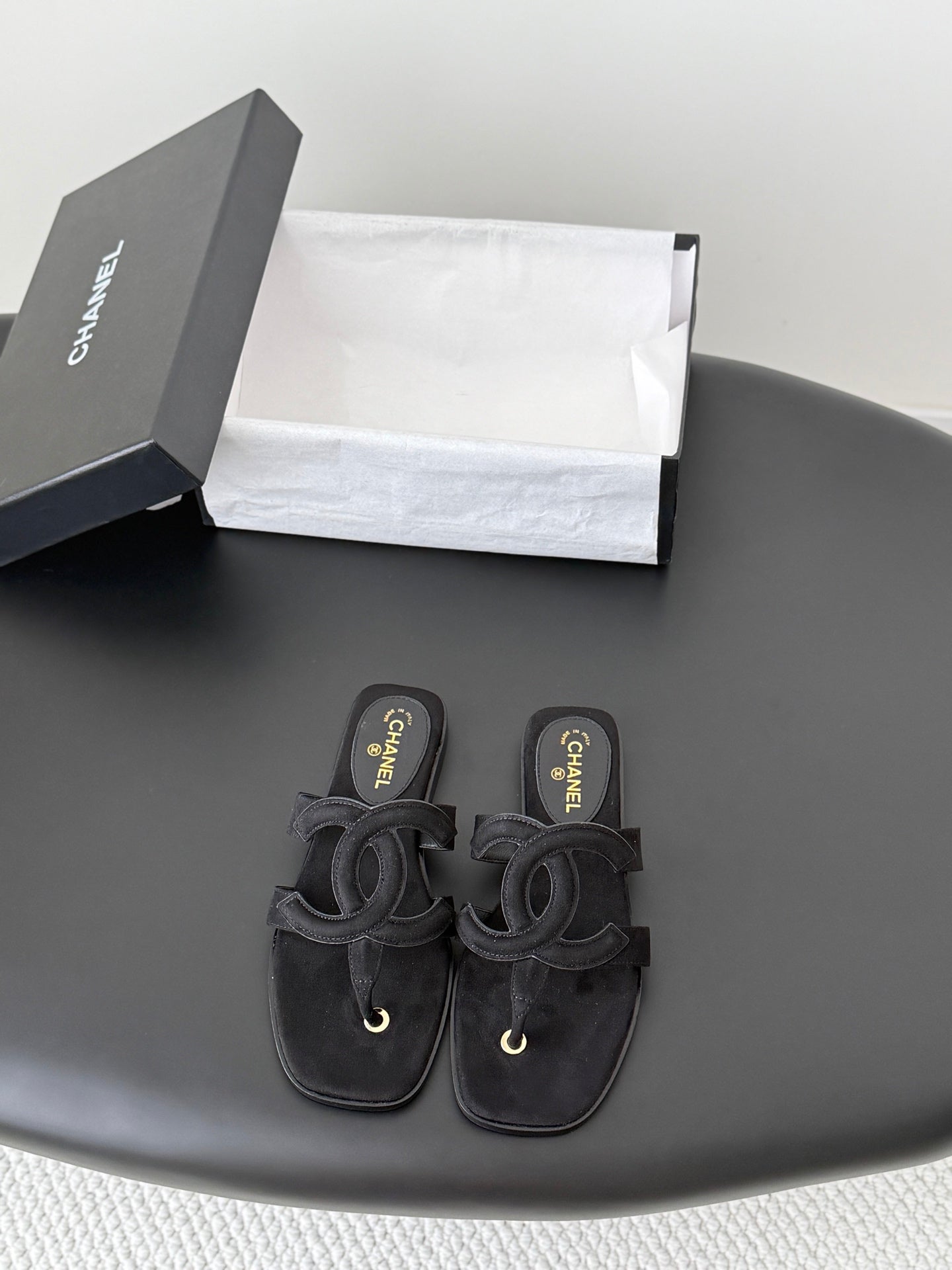 CC 26s Flip-Flops Black Suede 761306