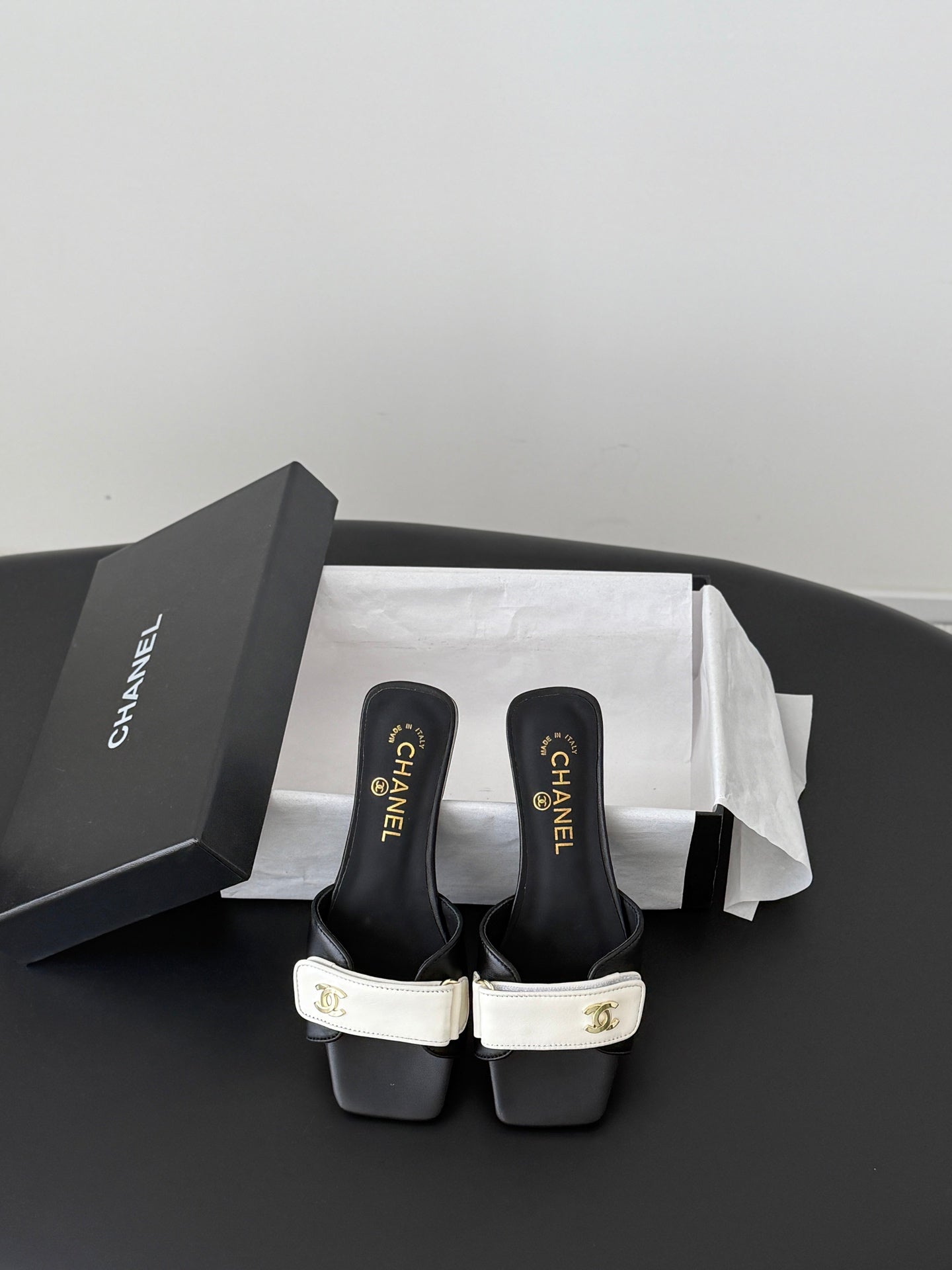 CC 26s Buckle Slippers White Black Leather 829741