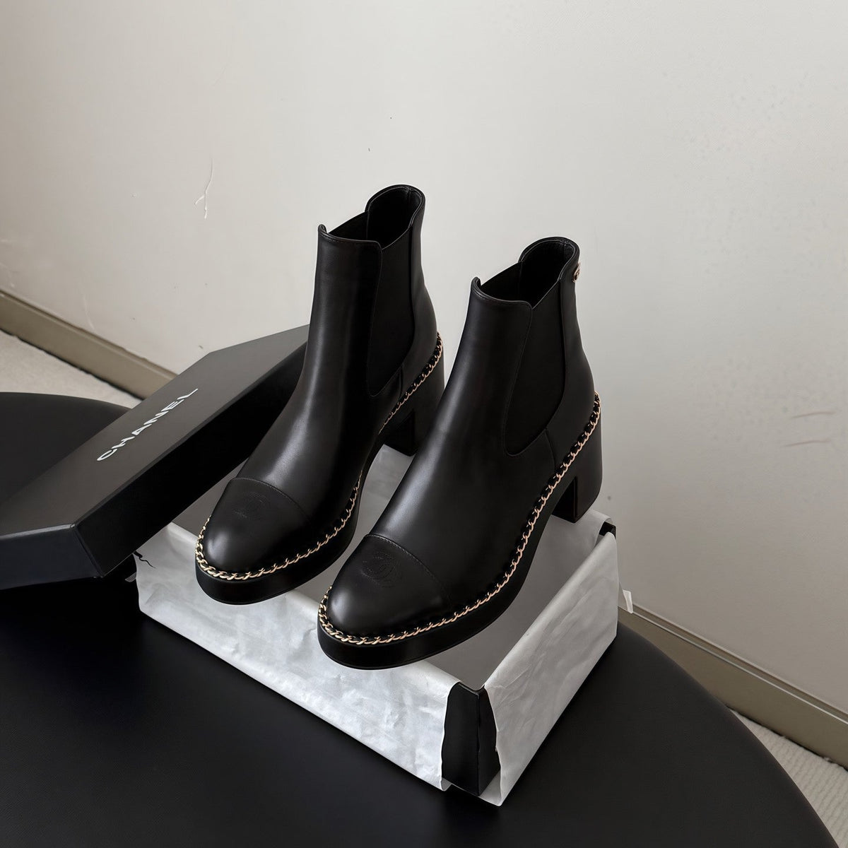 CC 26s Chelsea Ankle Boots Black Leather 122417