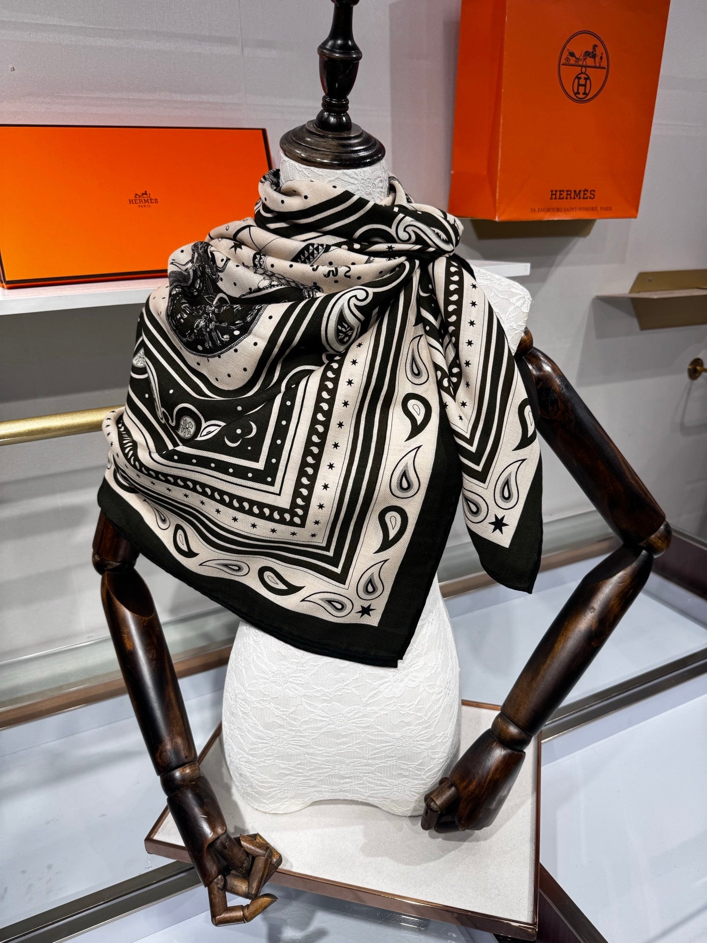 Hermès Grand Apparat Bandana Shawl 140x140cm Cream Dark Green Cashmere Silk 212699