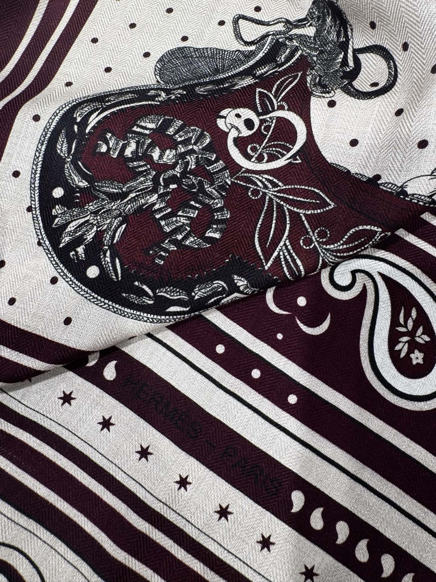 Hermès Grand Apparat Bandana Shawl 140x140cm Cream Burgundy Cashmere Silk 212702