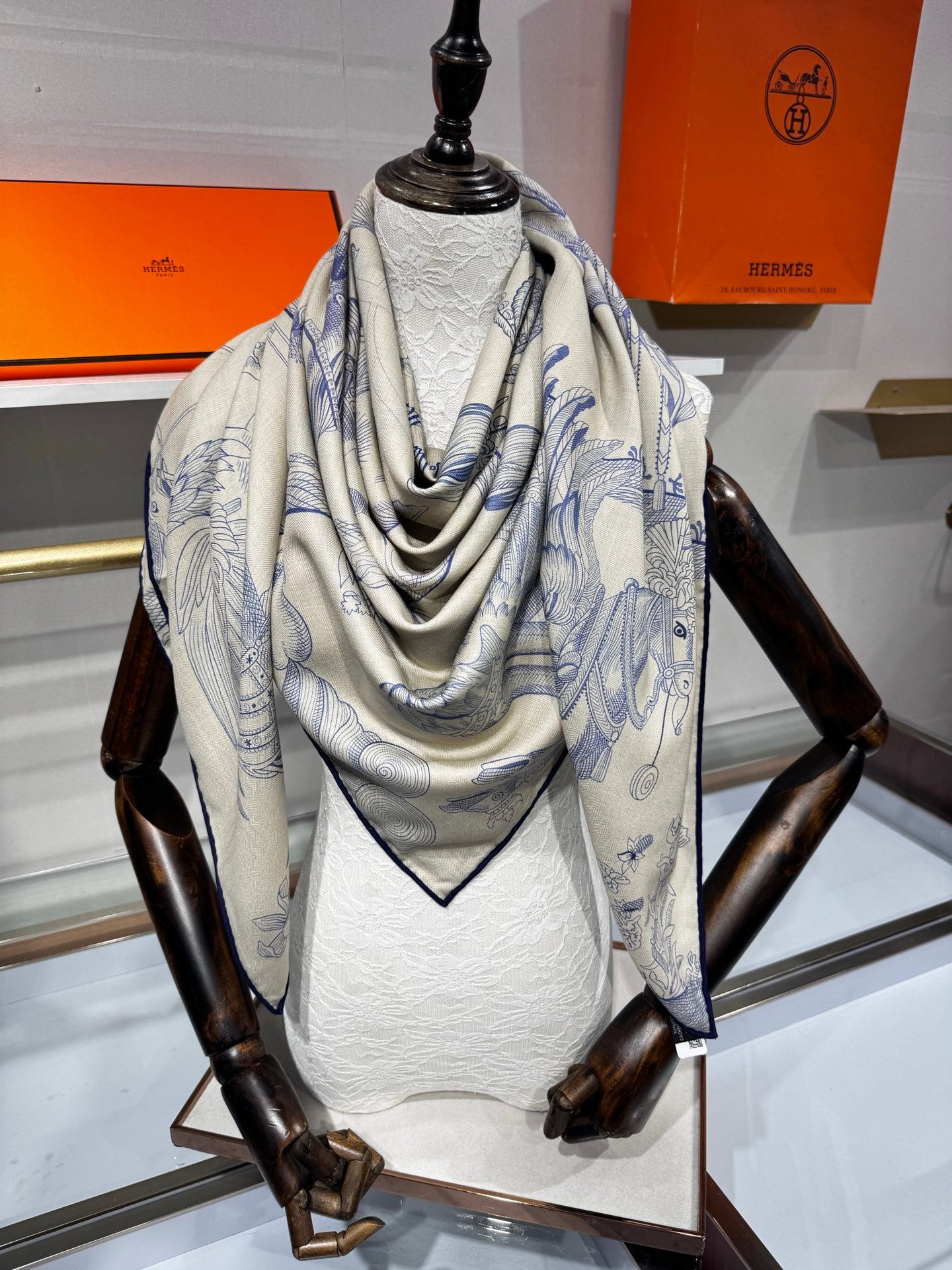 HM 26s Della Cavalleria Favolosa Shawl 140 x140cm Silk Cashmere 215636