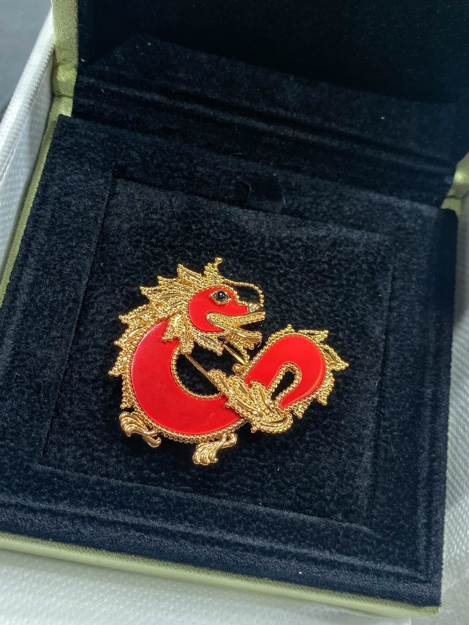 VCA Brooch 10