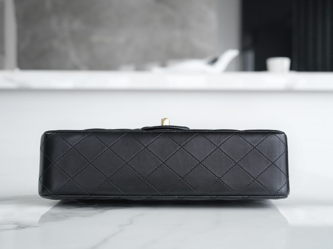 CLASSIC FLAP 25 BLACK LAMBSKIN LIGHT GOLD HARDWARE