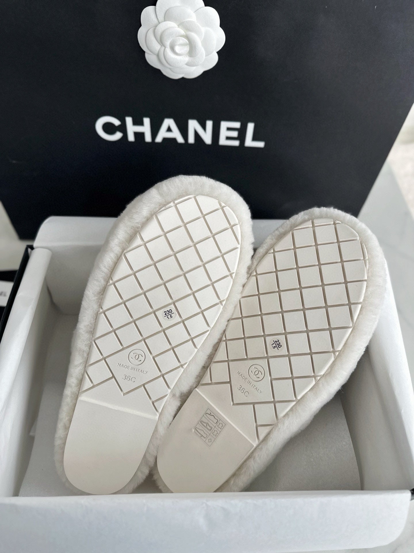 CC 26s Slippers White Shearling 964948