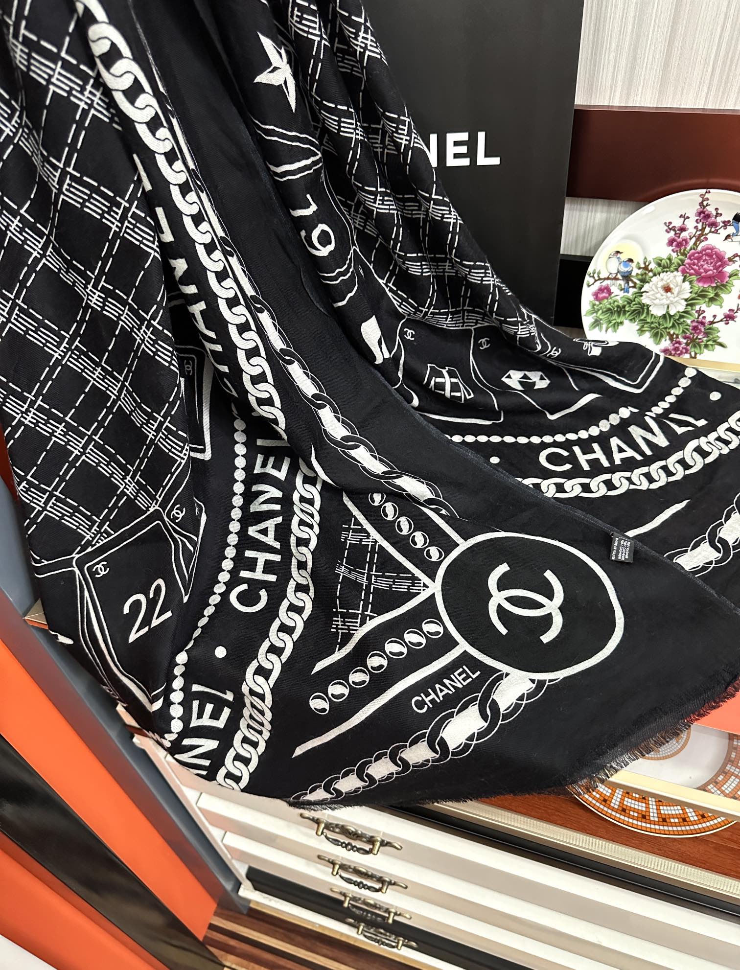CC Camellia Letter Print 200cm Black White Cashmere 153112