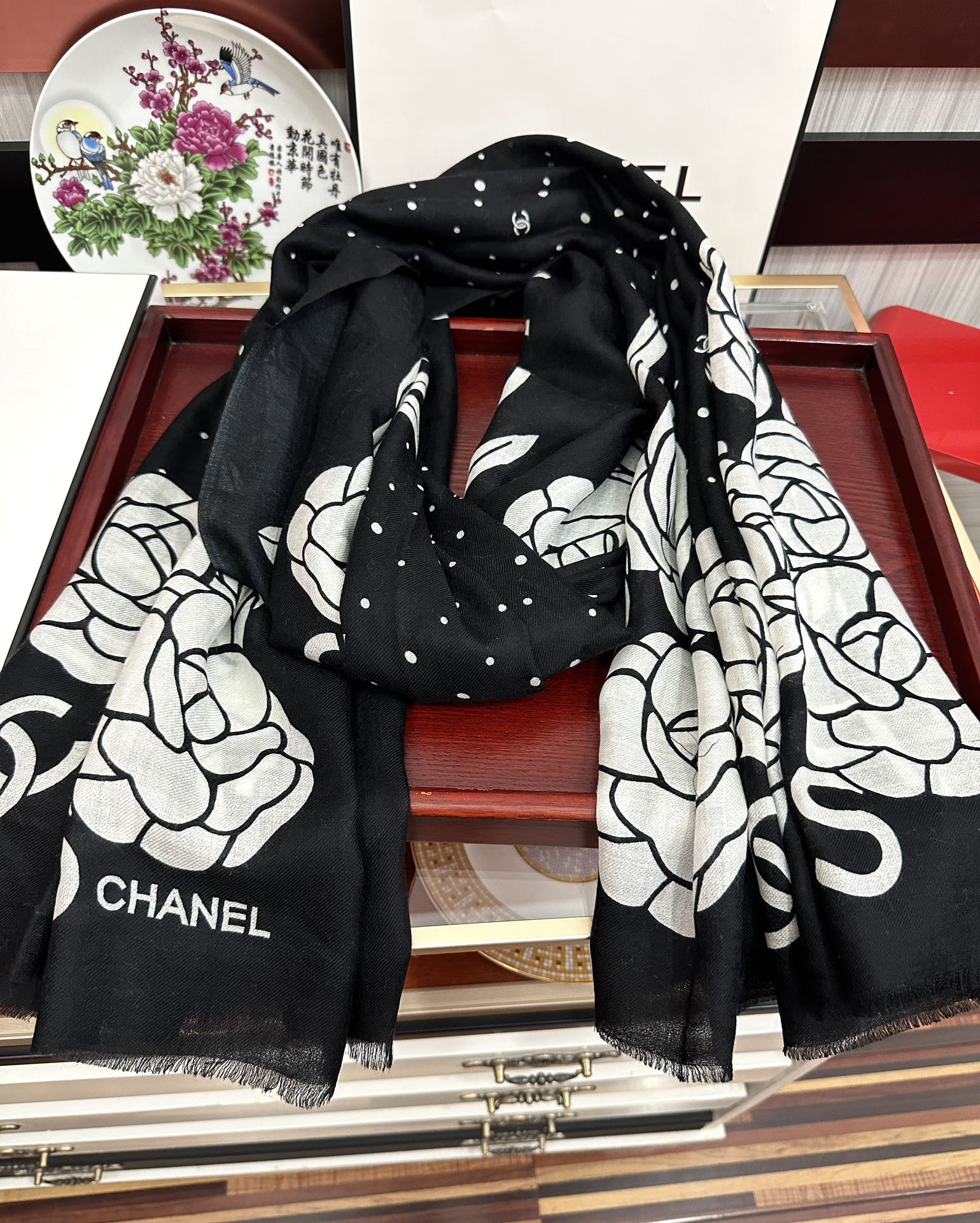 CC Camellia Letter Print 200cm Black White Cashmere 153133