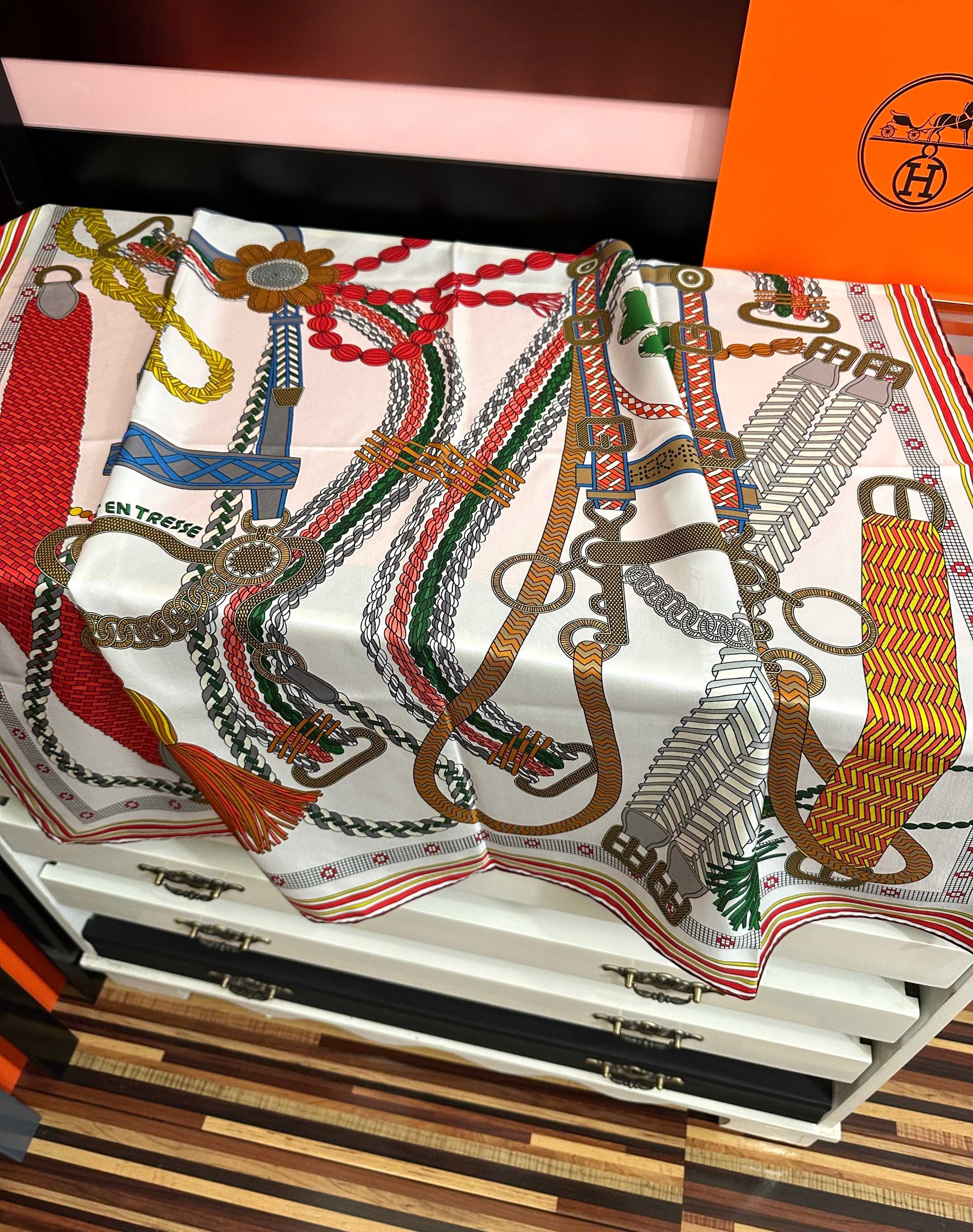 HM Scarf 90x90 Colorful Twill Silk 443154