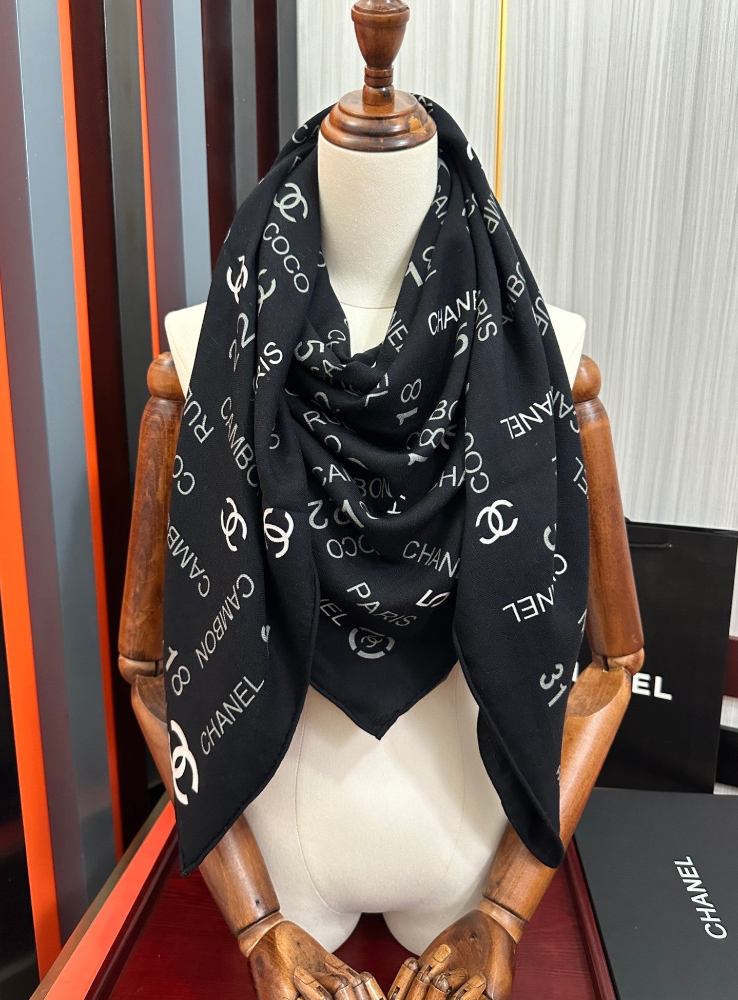 CC 26s Scarf 140 In Cashmere And Silk 445066