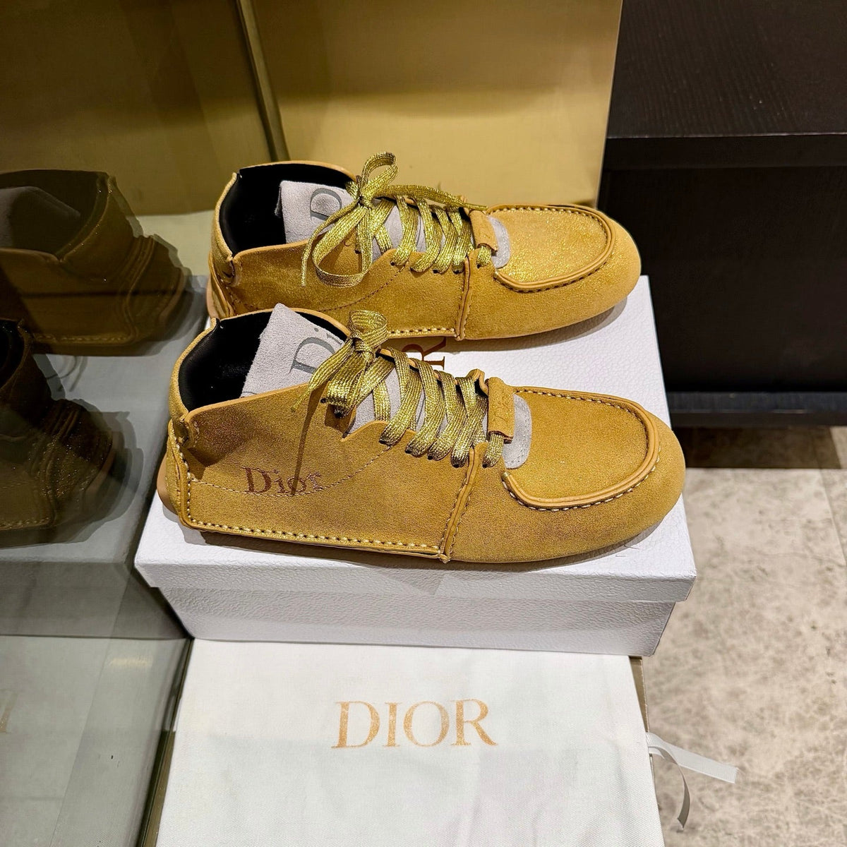CD 26s Roadie Sneakers Gold Suede Calfskin 157600