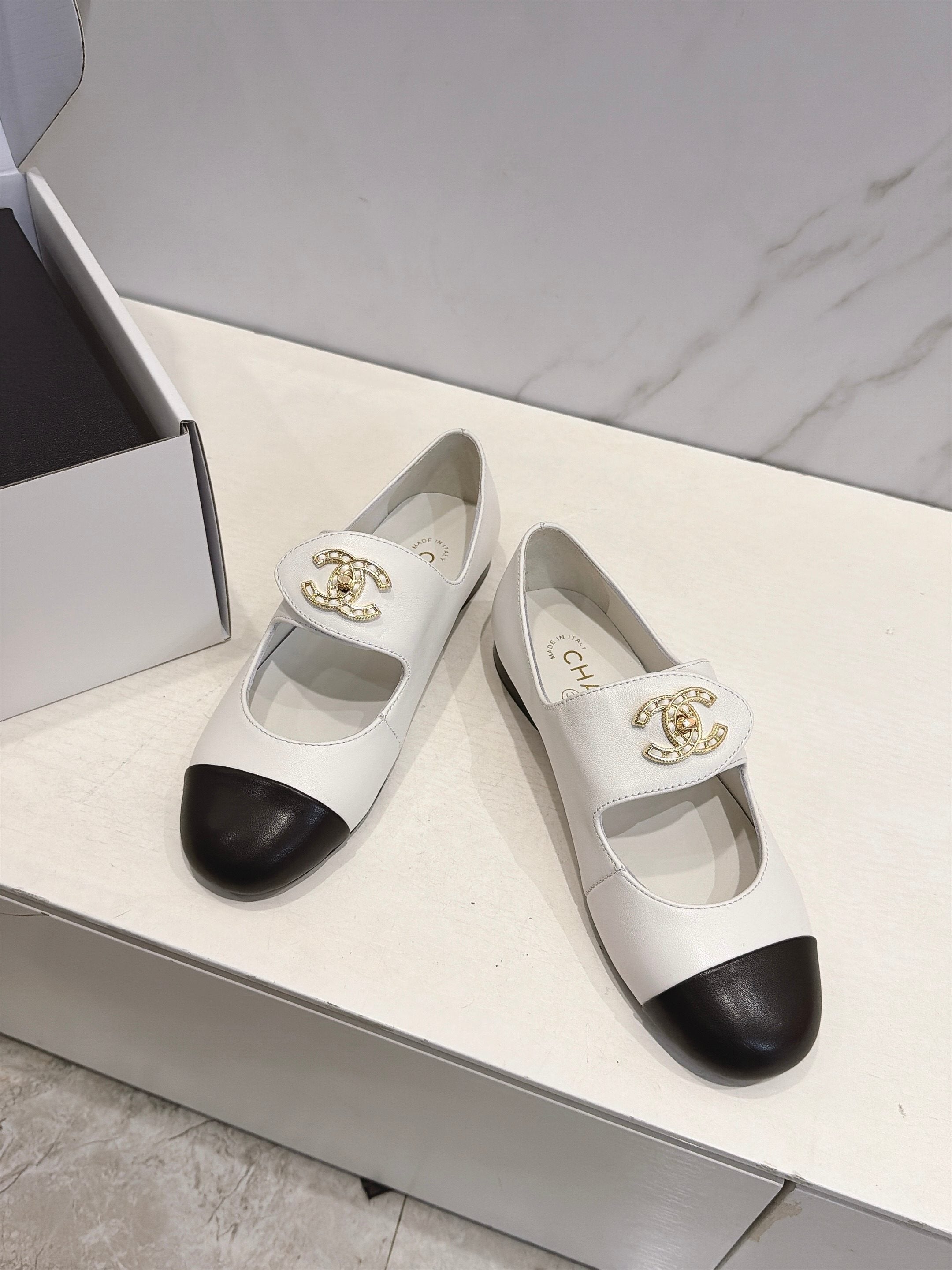CC 26s Round Toe Mary Jane Shoes White Lambskin 937761