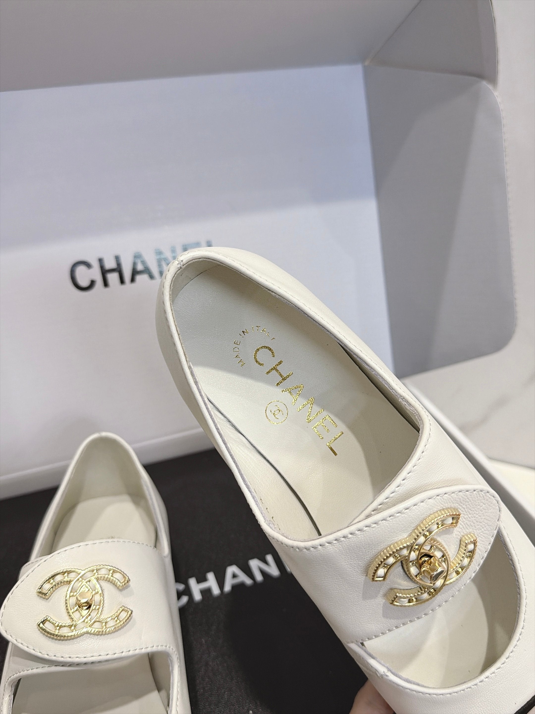 CC 26s Round Toe Mary Jane Shoes White Lambskin 937761