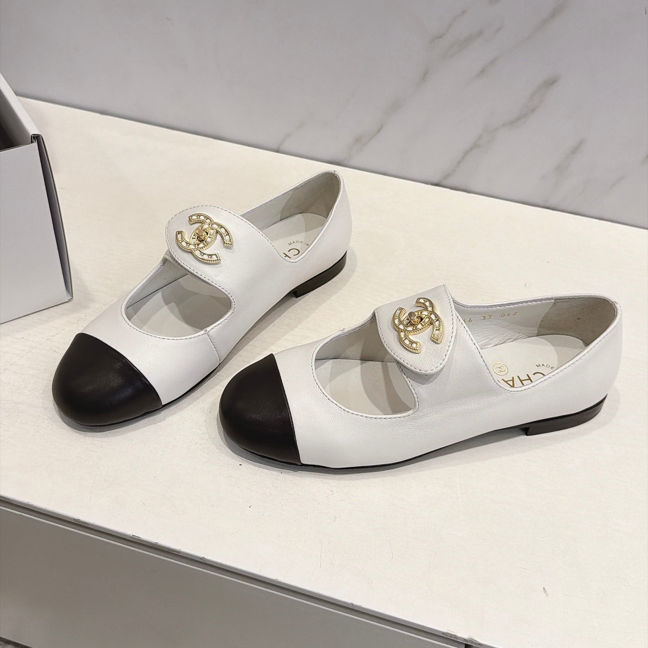 CC 26s Round Toe Mary Jane Shoes White Lambskin 937761