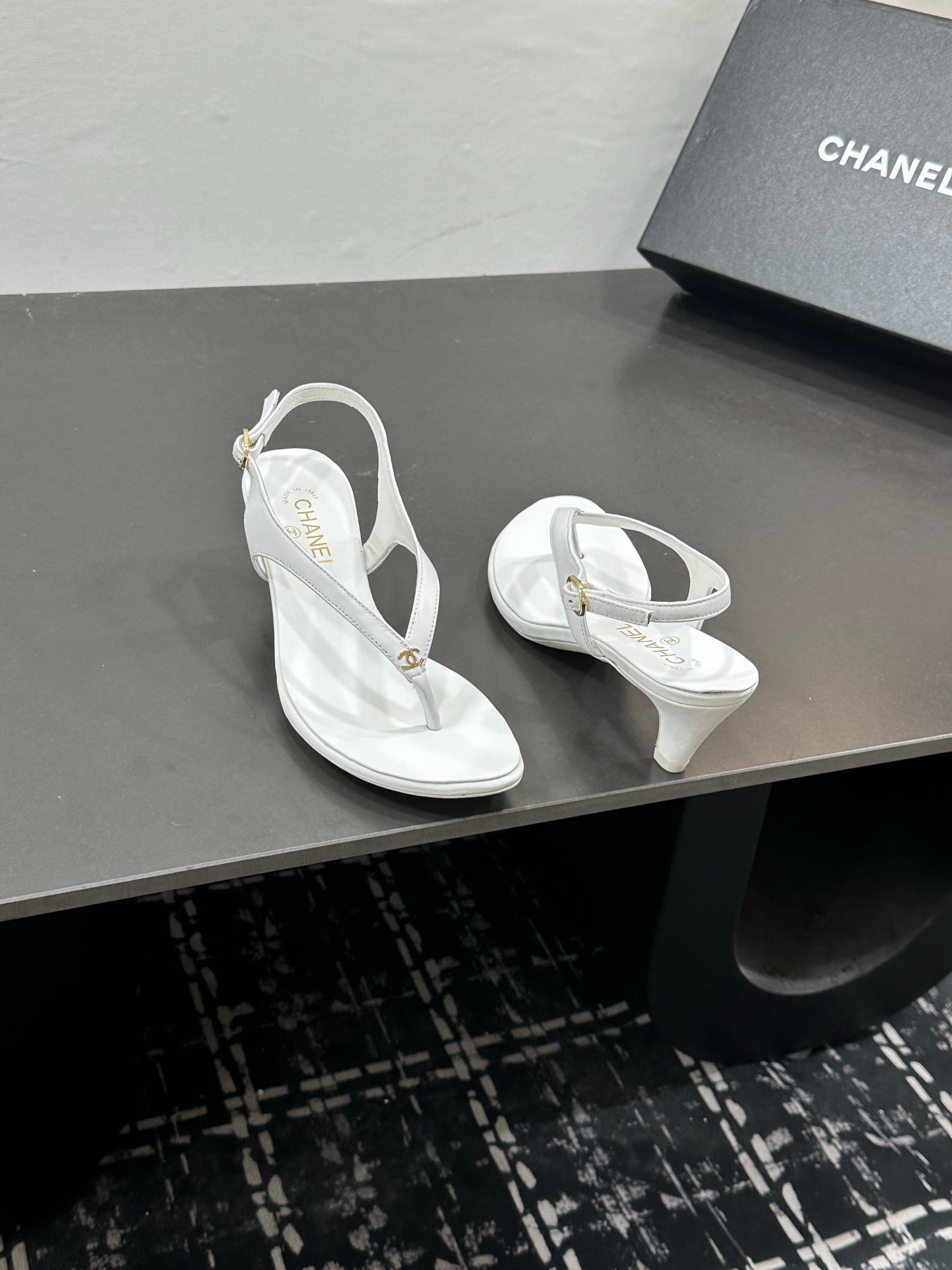 CC 26s Thong Sandals High Heel White Sheepskin 832545