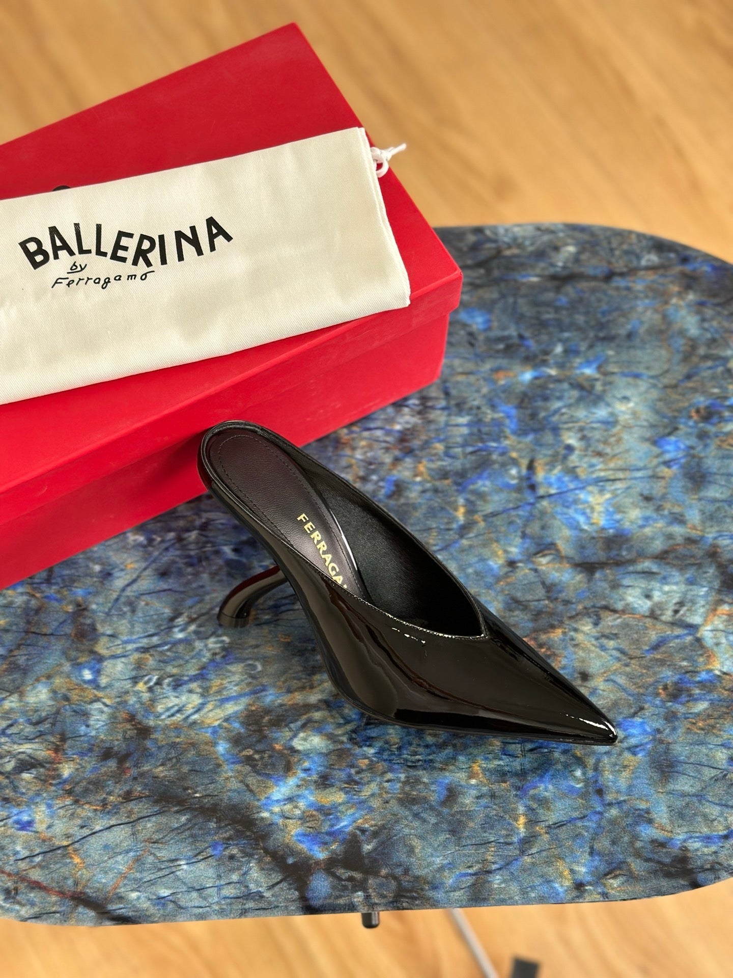 Ferragamo 26s Slippers Black Patent Leather 929099