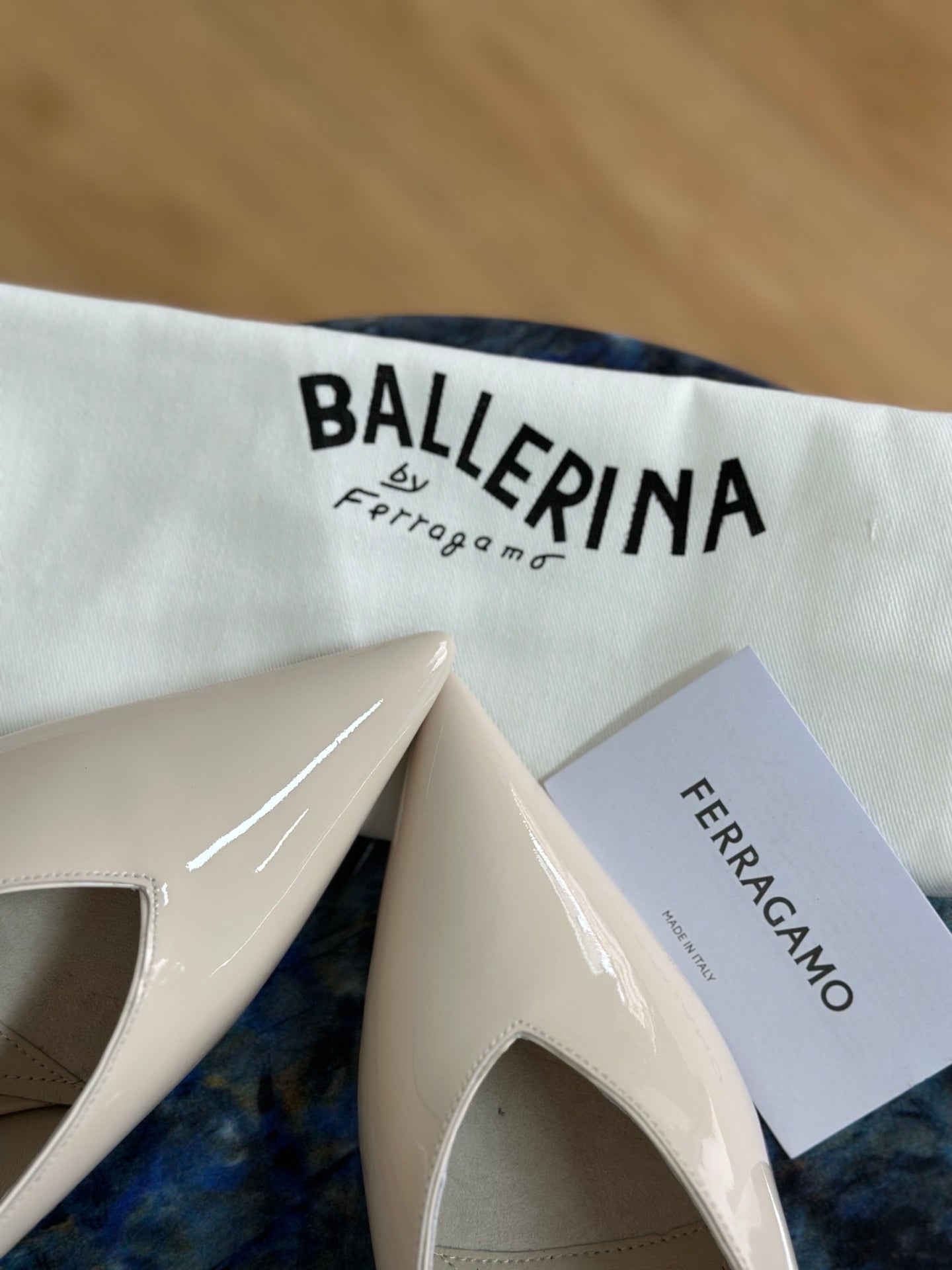 Ferragamo 26s Slippers Cream Patent Leather 929101
