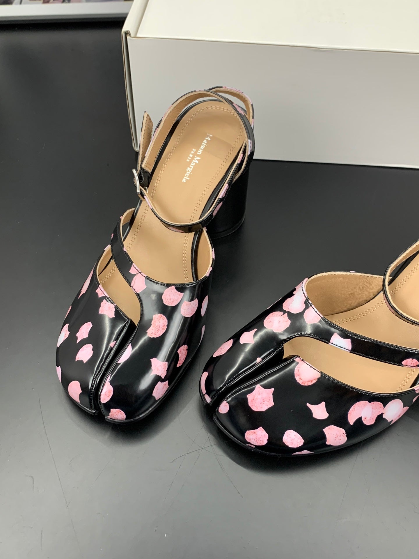 MM6 Tabi Slingback 6cm Black Pink Cowhide 895243