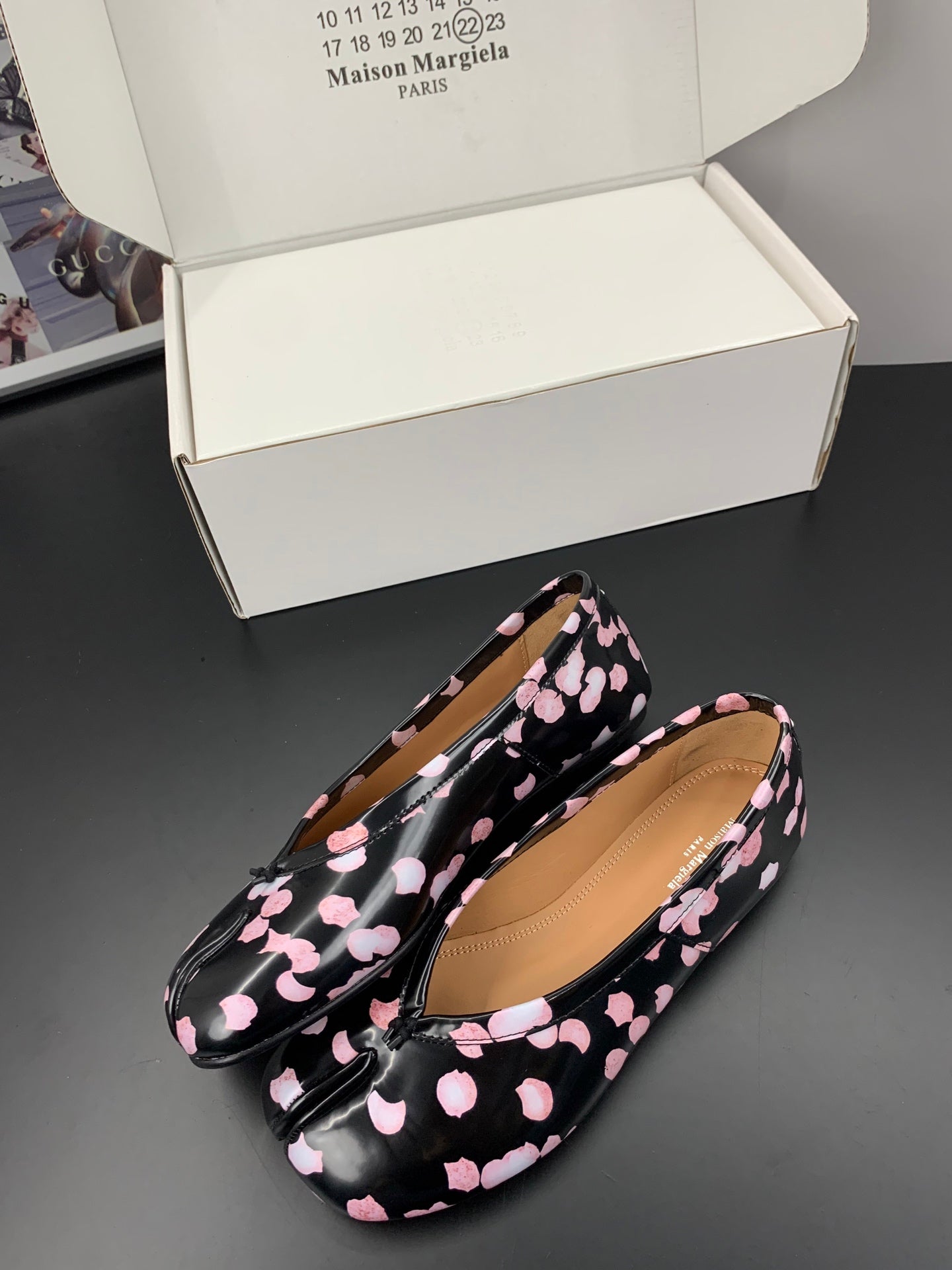 MM6 Tabi Ballet Flats Black Pink Cowhide 895246