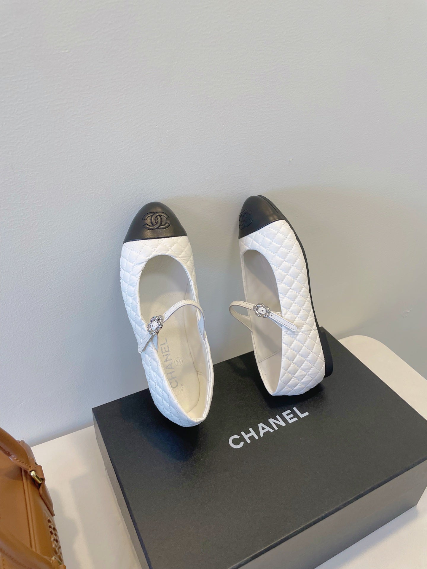 CC 25A Ballet Flat With Strap Quited White Black Sheepskin 530540