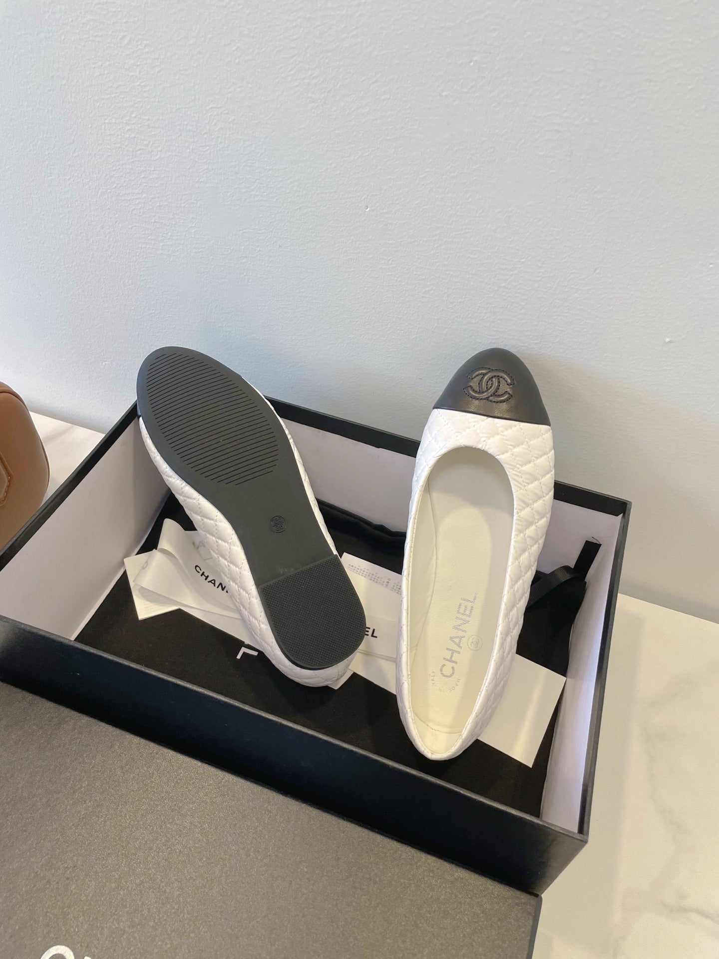 CC 25A Ballet Flat Quited White Black Sheepskin 530542