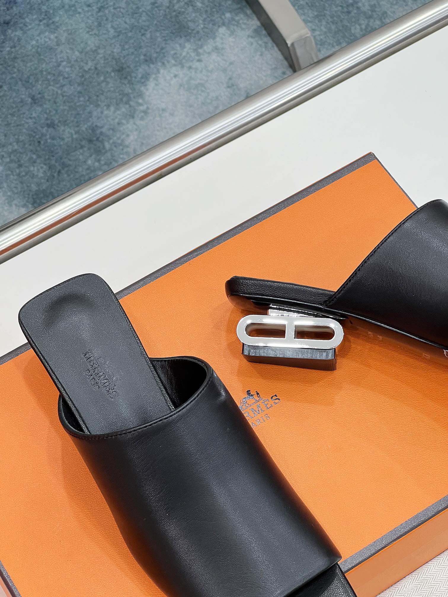 HM Idole Sandal In Black Calfskin