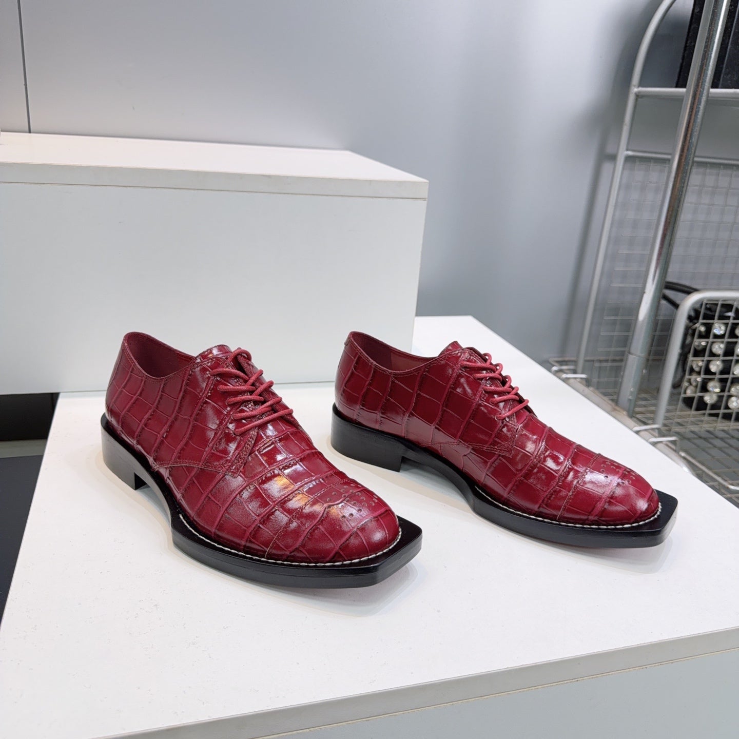 CC Lace-Up Shoes Burgundy Crocodile Embossed Patent Calfskin 842730
