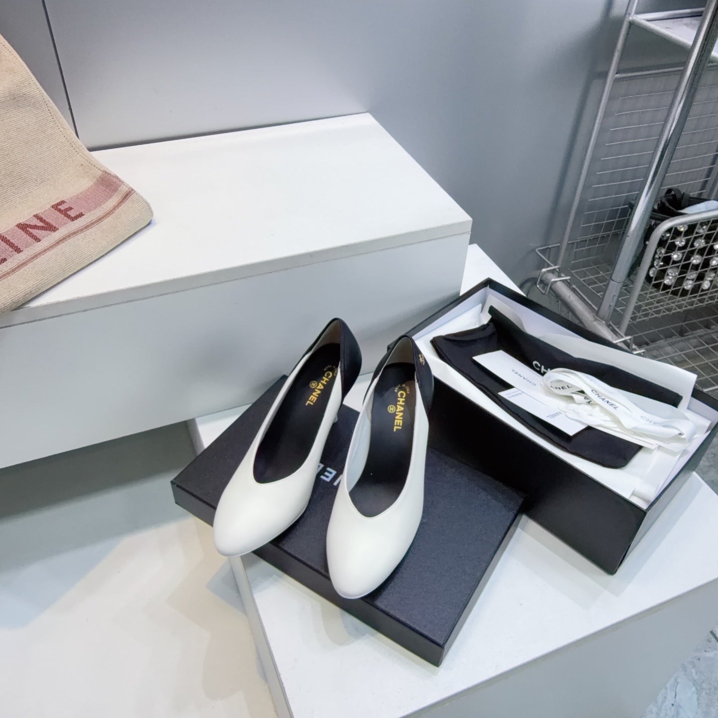 CC FW26 High Heels Pumps 8.5cm White Black Lambskin 942739
