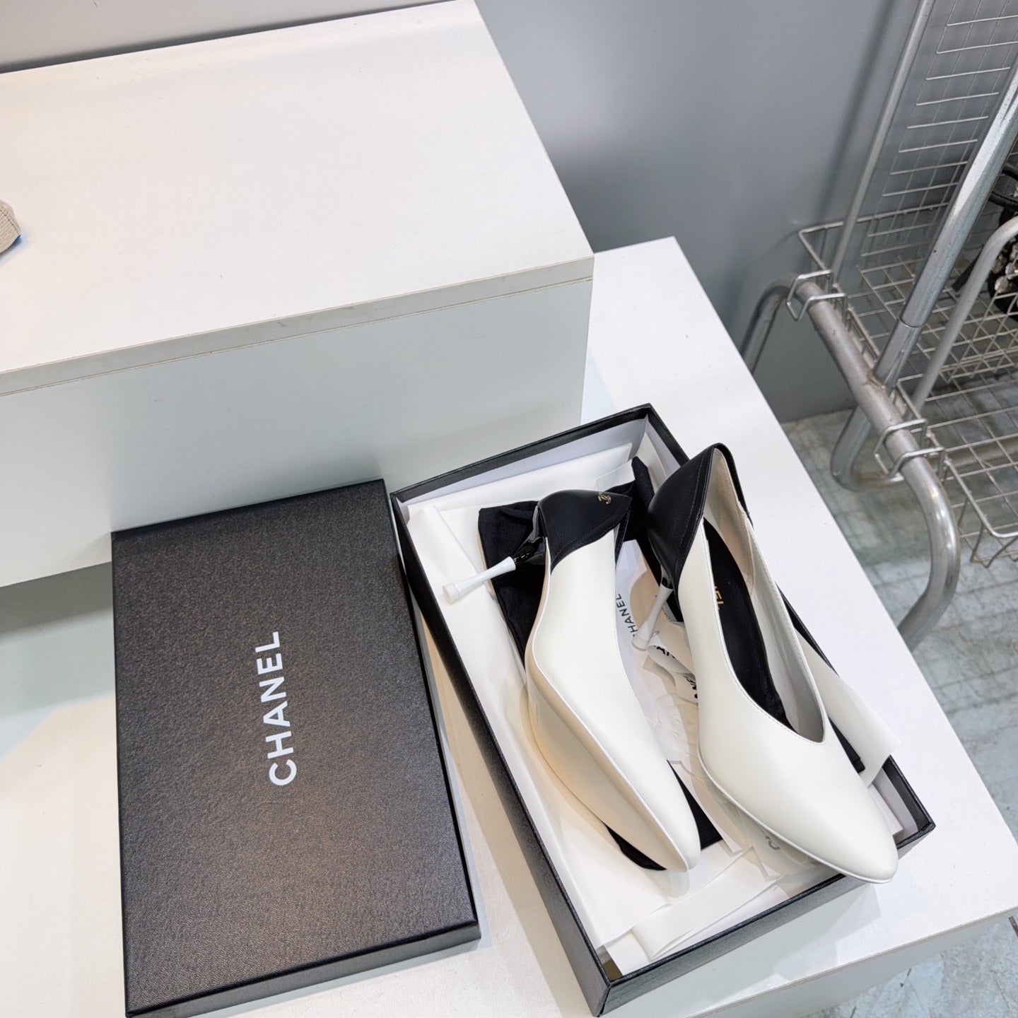 CC FW26 High Heels Pumps 8.5cm White Black Lambskin 942739