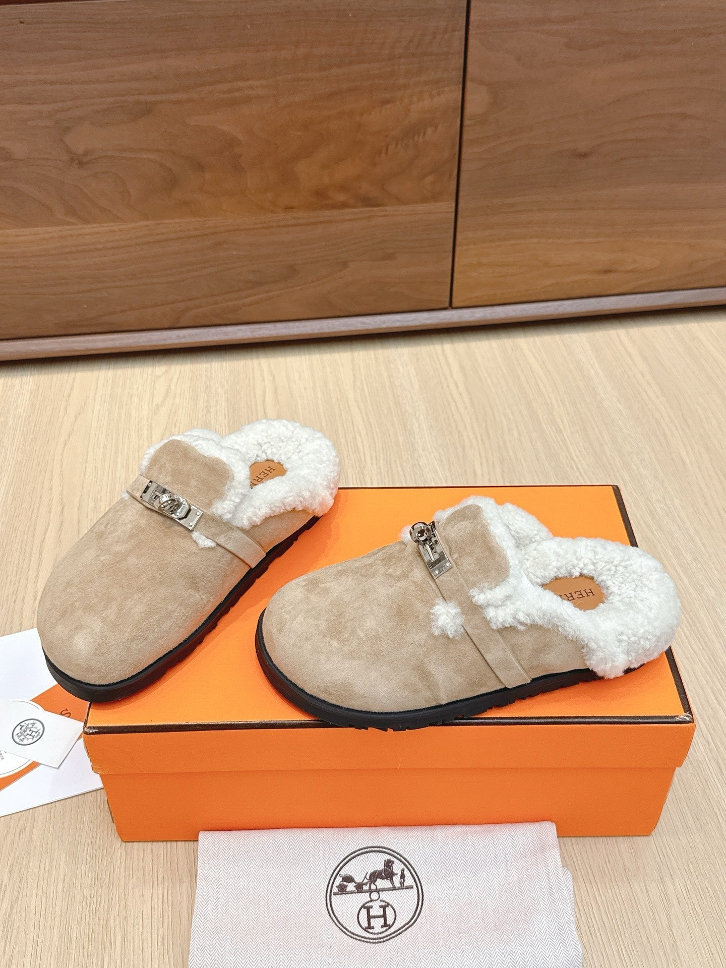 HM 25 Carlotta Mule Light Brown Shearing Suede 462184