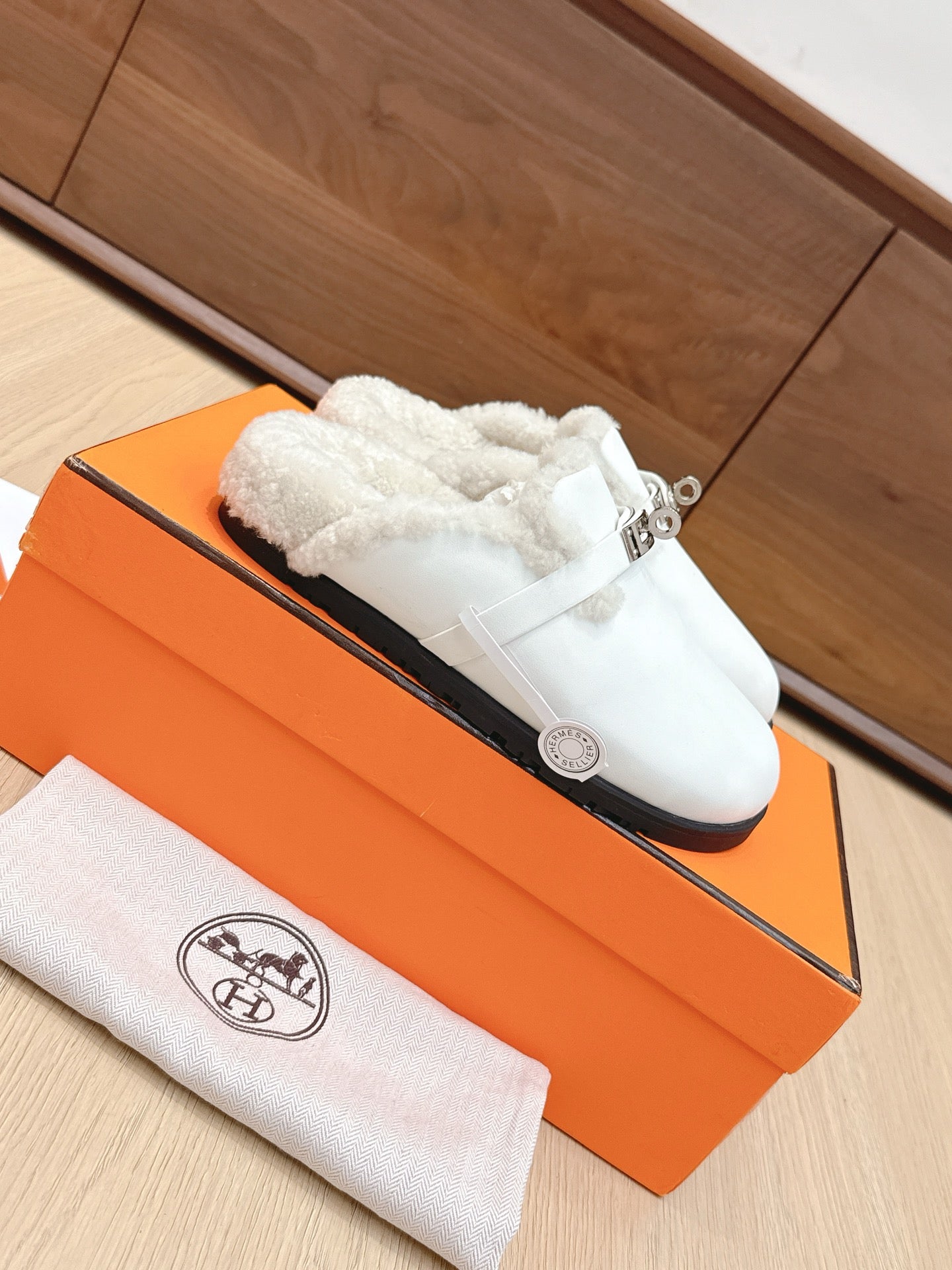 HM 25 Carlotta Mule White Shearing Calfskin 462186