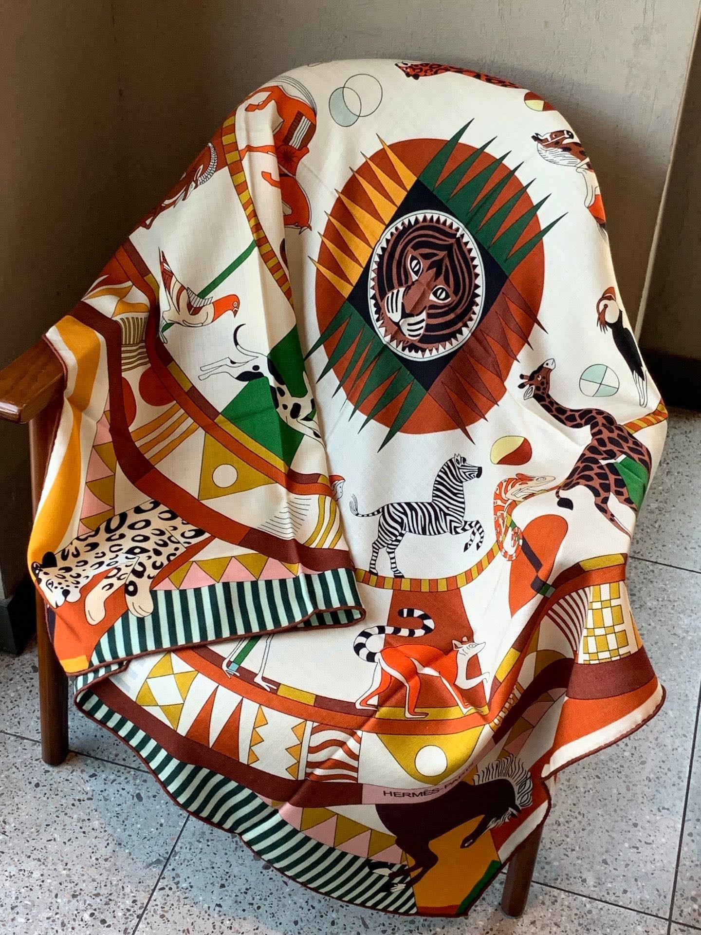 Le Carrousel du Tigre Royal 140cm White Colorful Cashmere Silk 168138