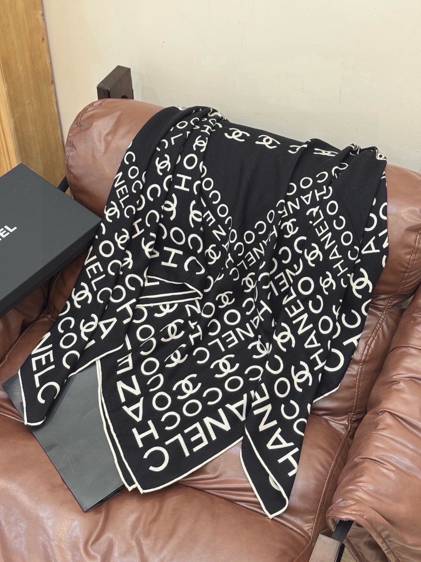 CC 26s Scarf 135x135 Black Cashmere mulberry Silk 328847