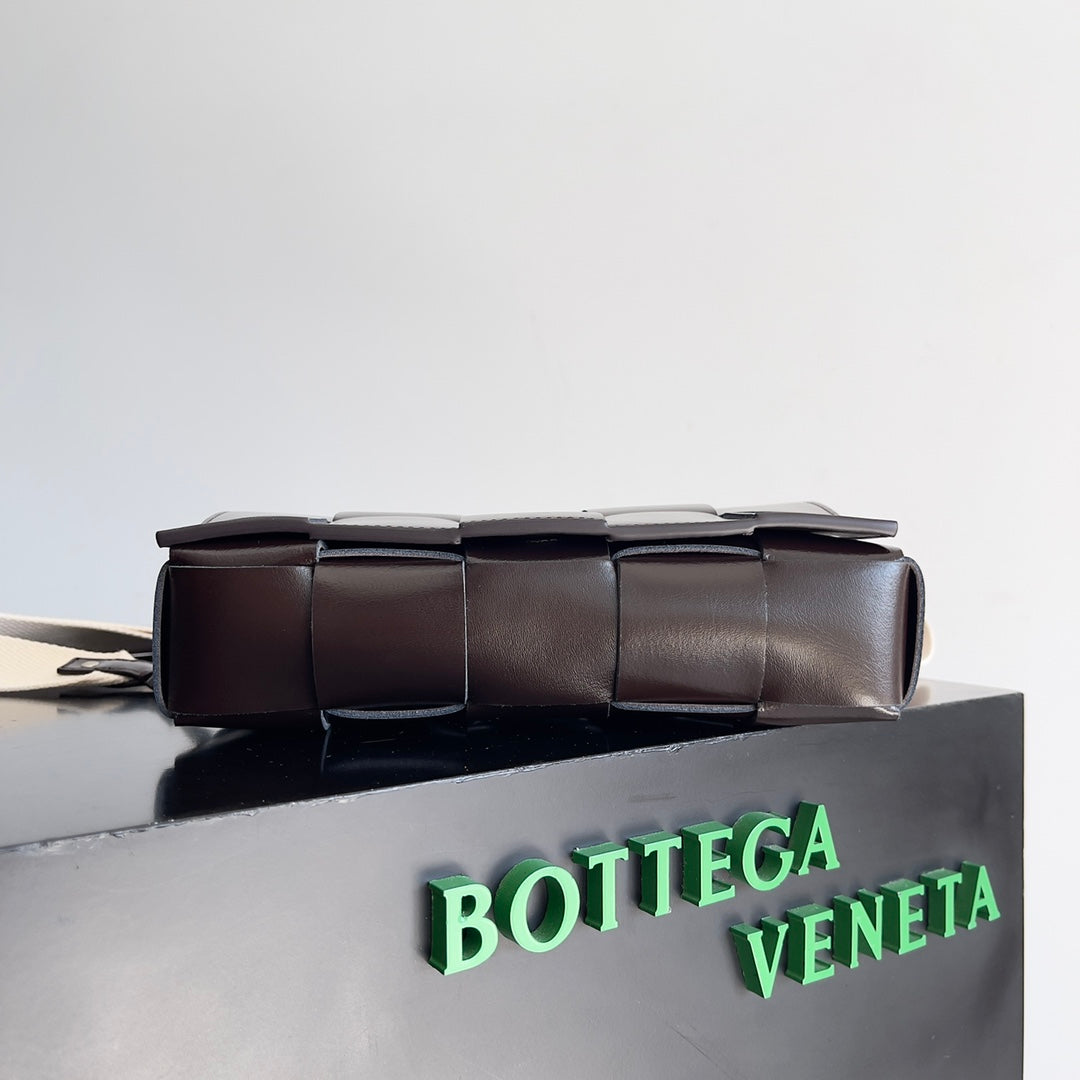 BV Two-In-One Cassette Bag 26cm Brown Leather