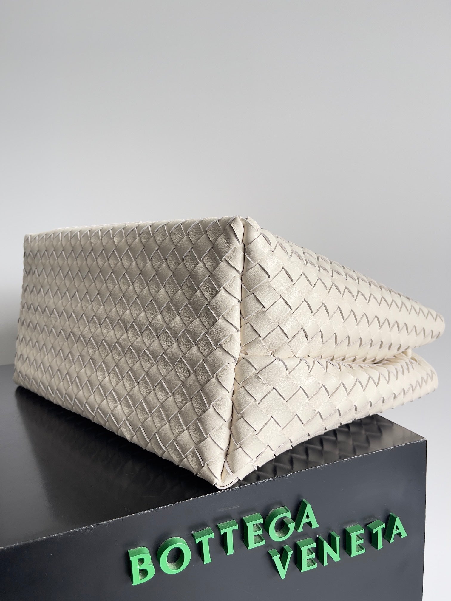 BV Large Andiamo 45 In Cream Lambskin Ghw 209096