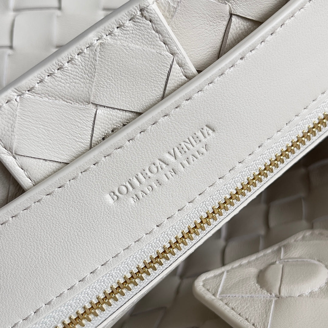 BV Small Andiamo 25 In Cream Lambskin Ghw 249677
