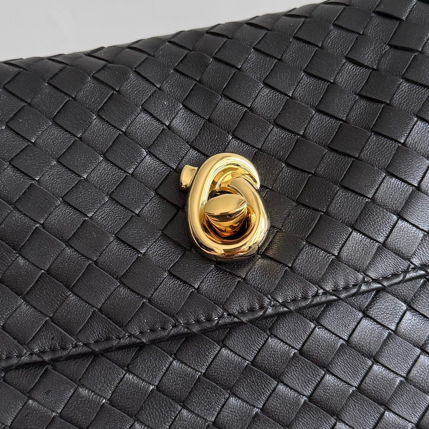 BV 26s Madison Bag 27cm Black Intrecciato Leather