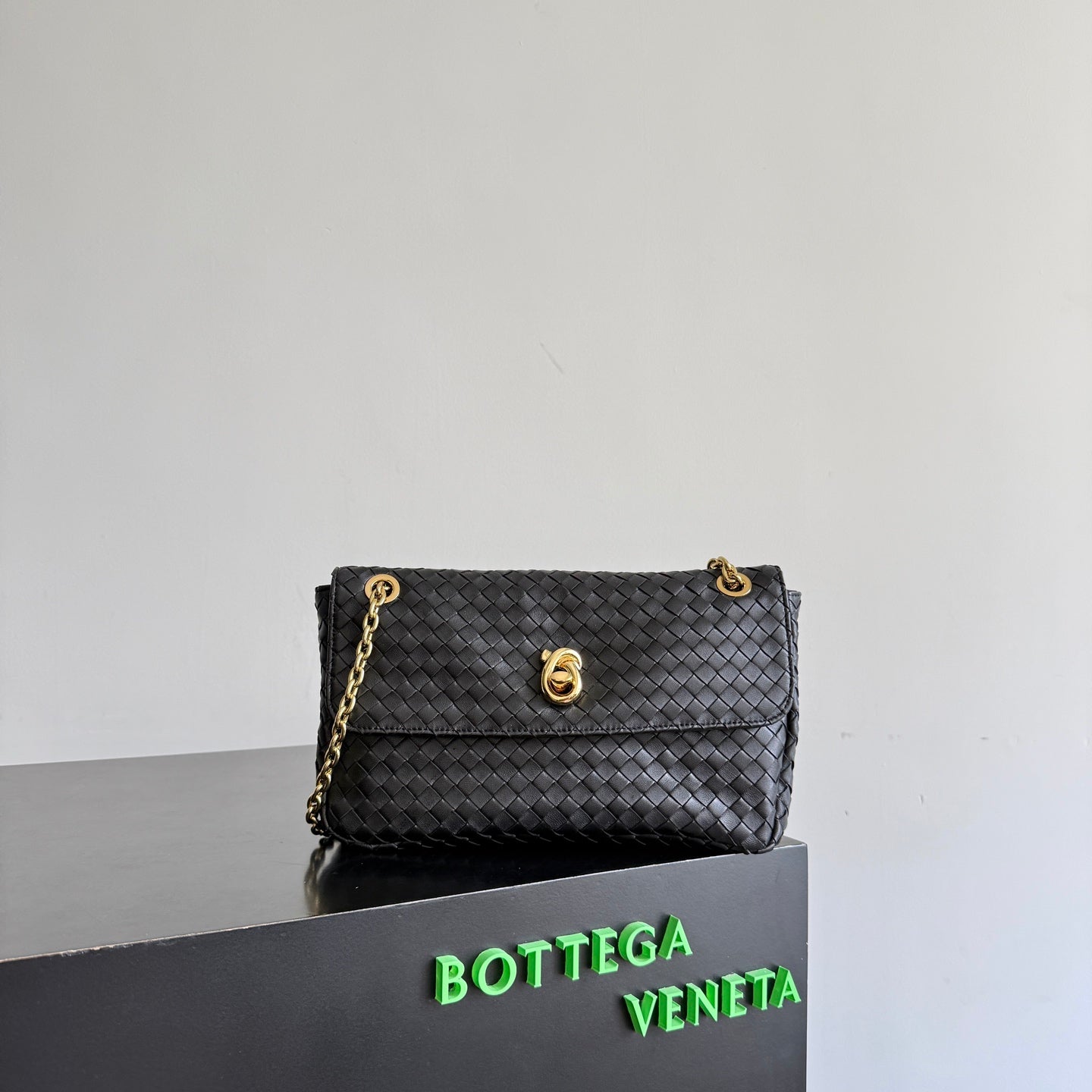 BV 26s Madison Bag 27cm Black Intrecciato Leather
