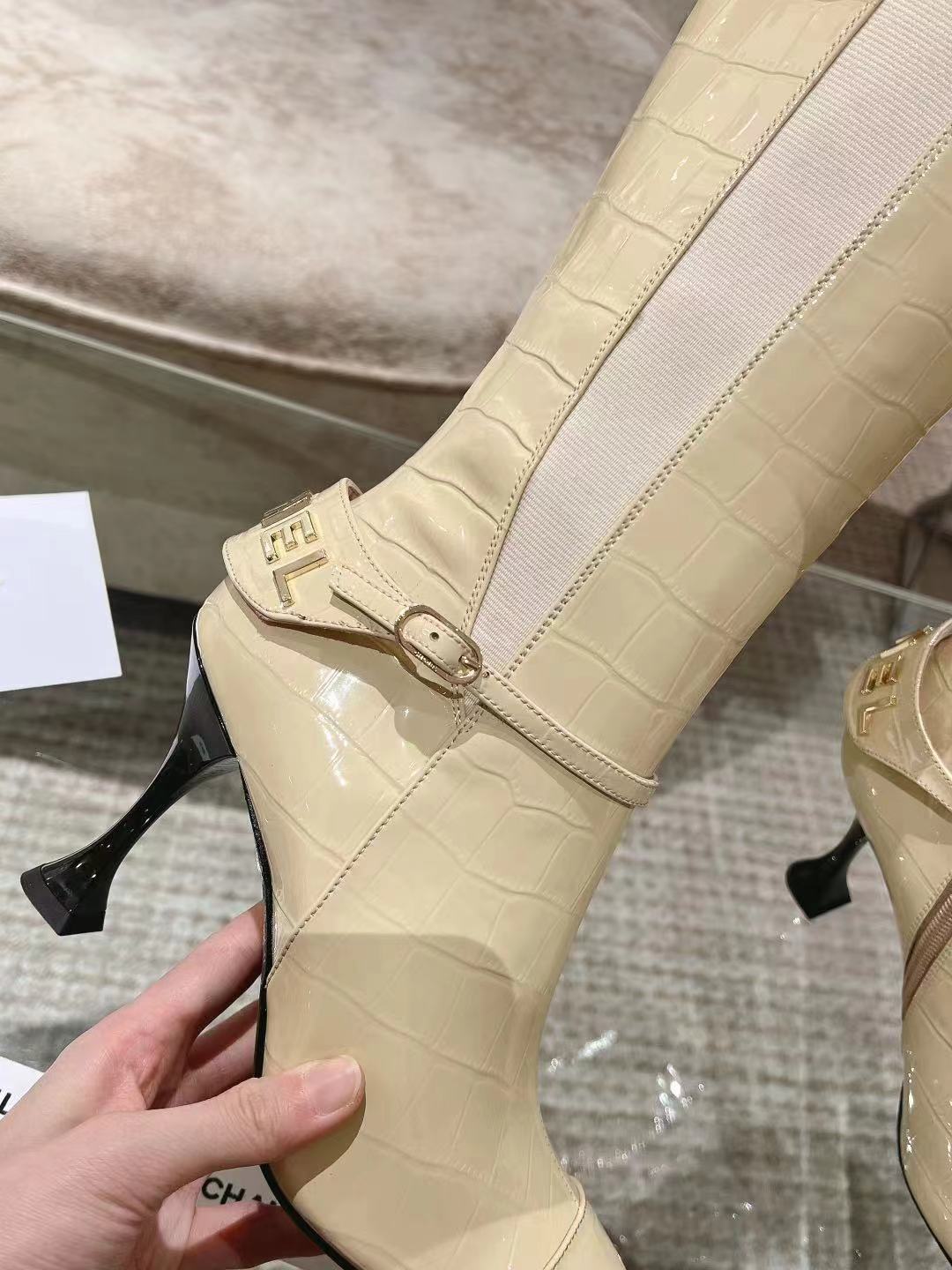 CC 26S Chain Buckle Croc Jumping Boots 9cm Beige Patent Leather 117688