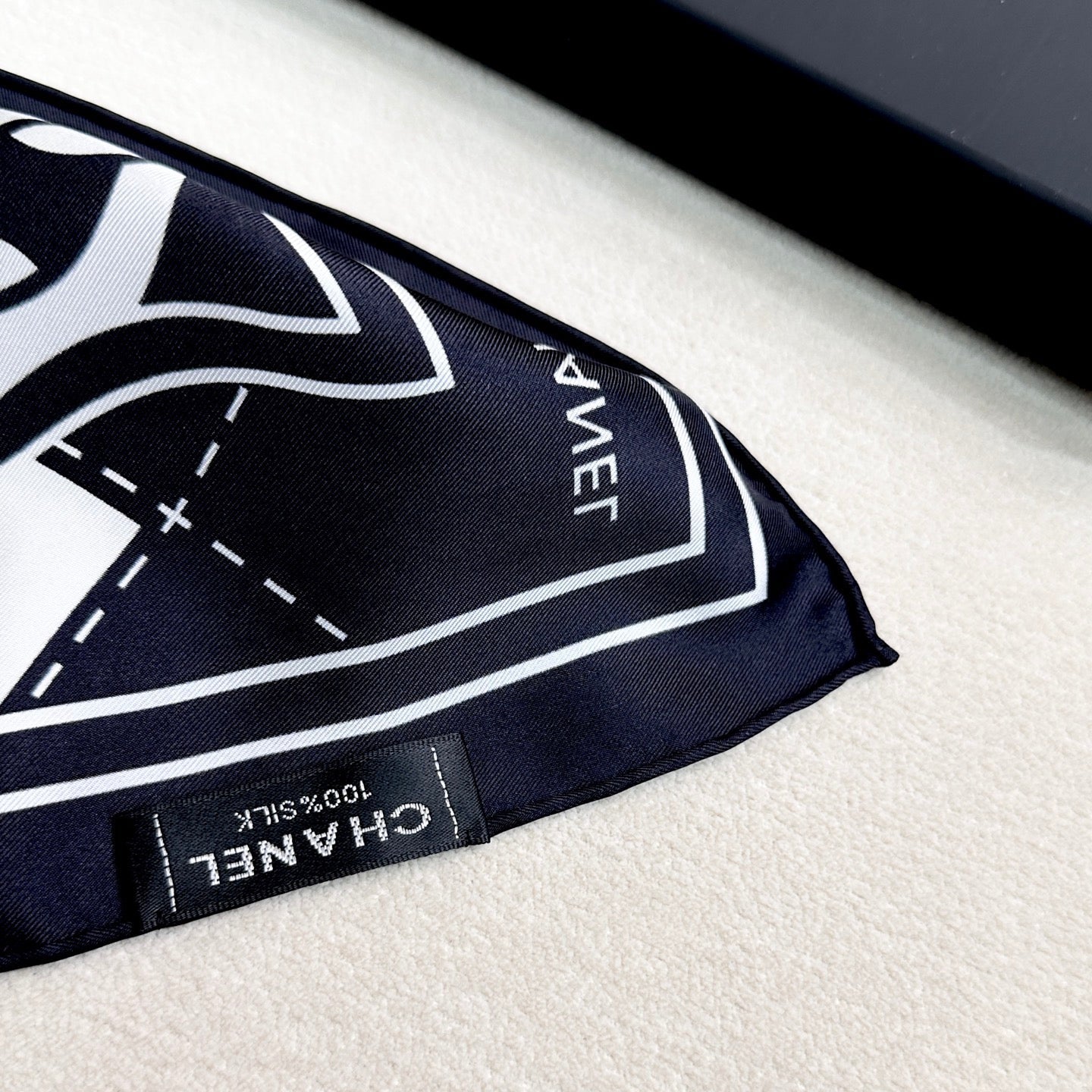 Chanel 26s Scarf 90 In Silk 304581
