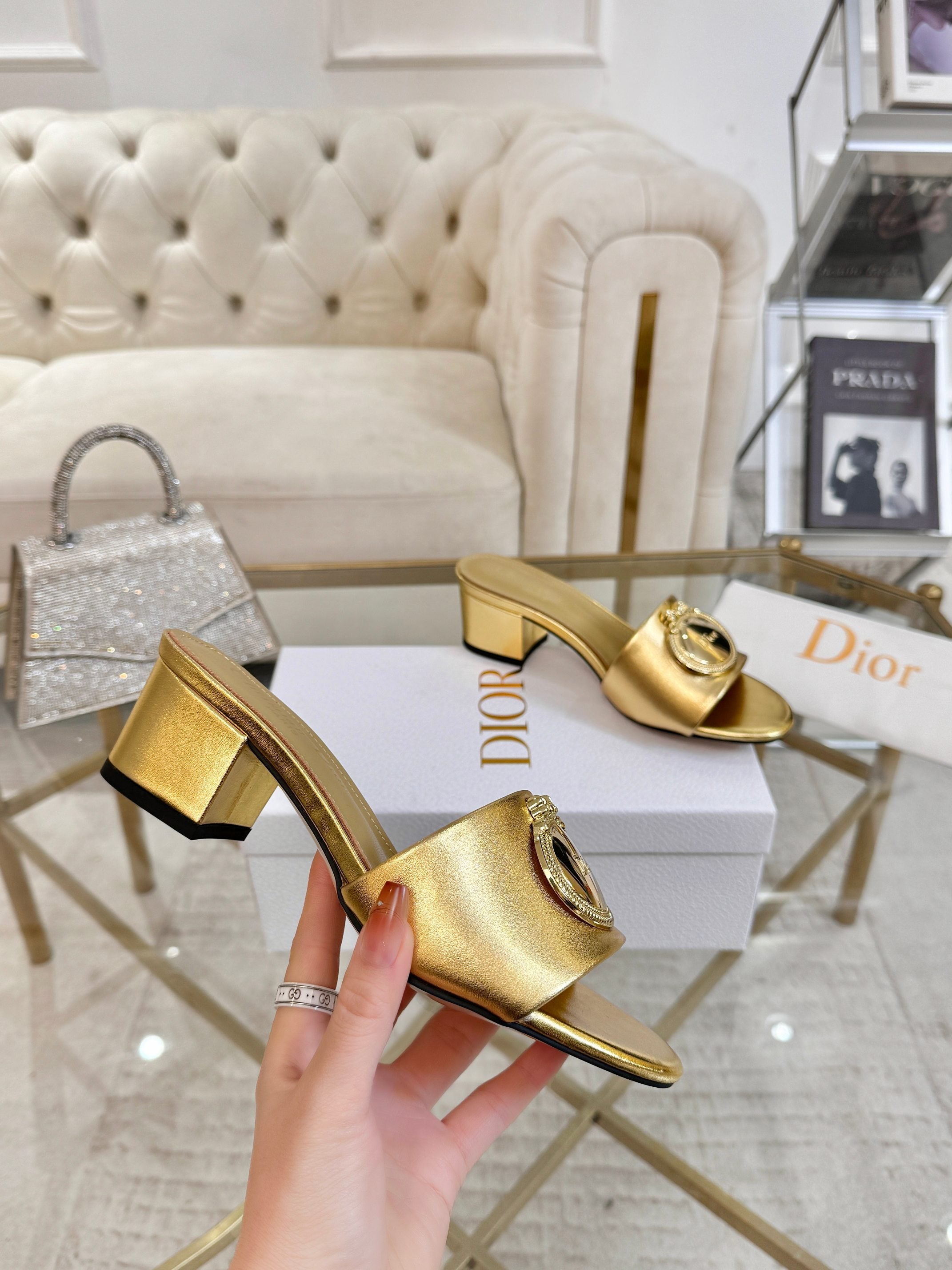 CD 26s Médaillon Buckle Slides 5cm Gold Lambskin 927389