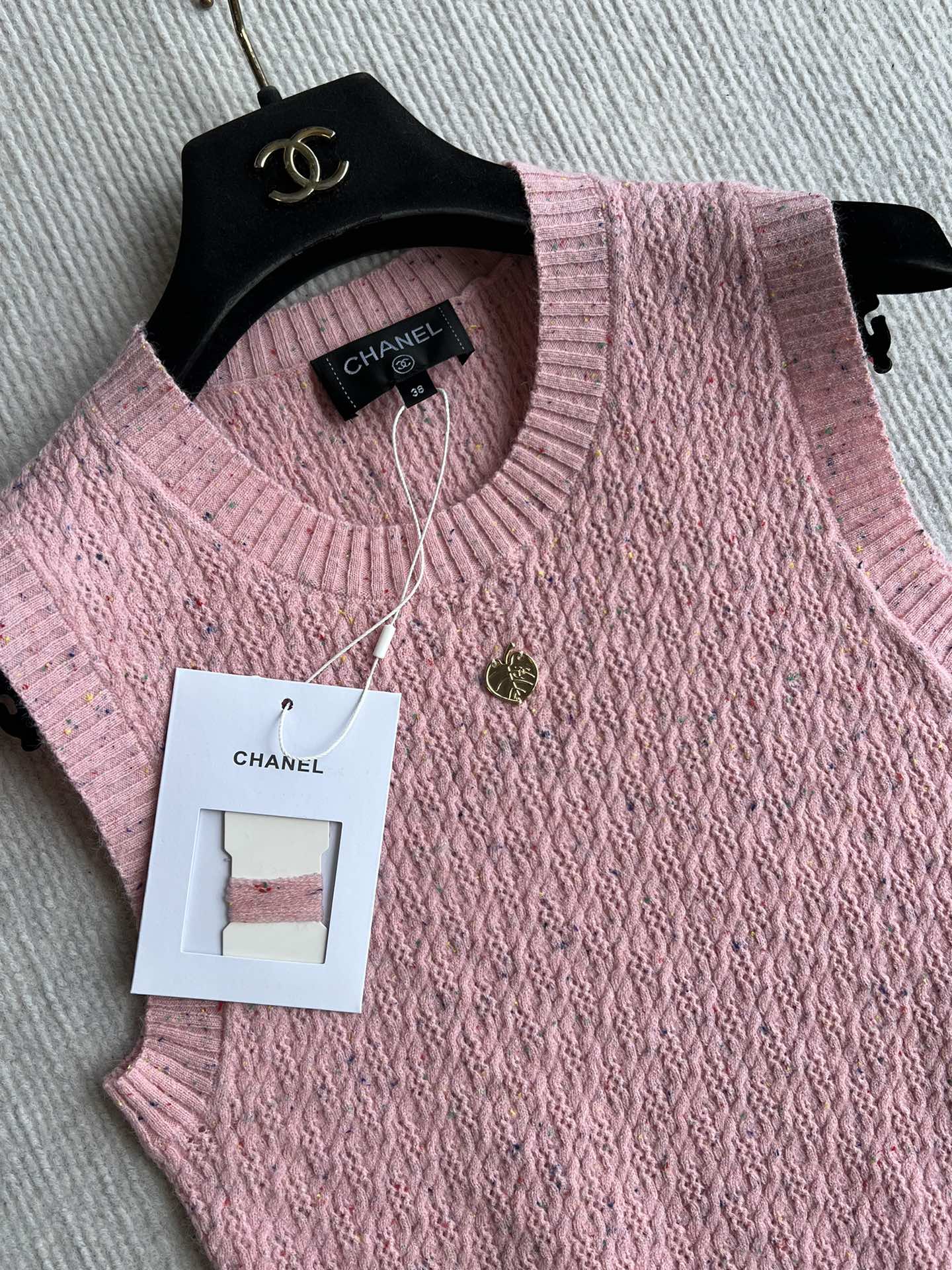 CC 25A Round Neck Sleeveless Vest In Pink Wool 269549