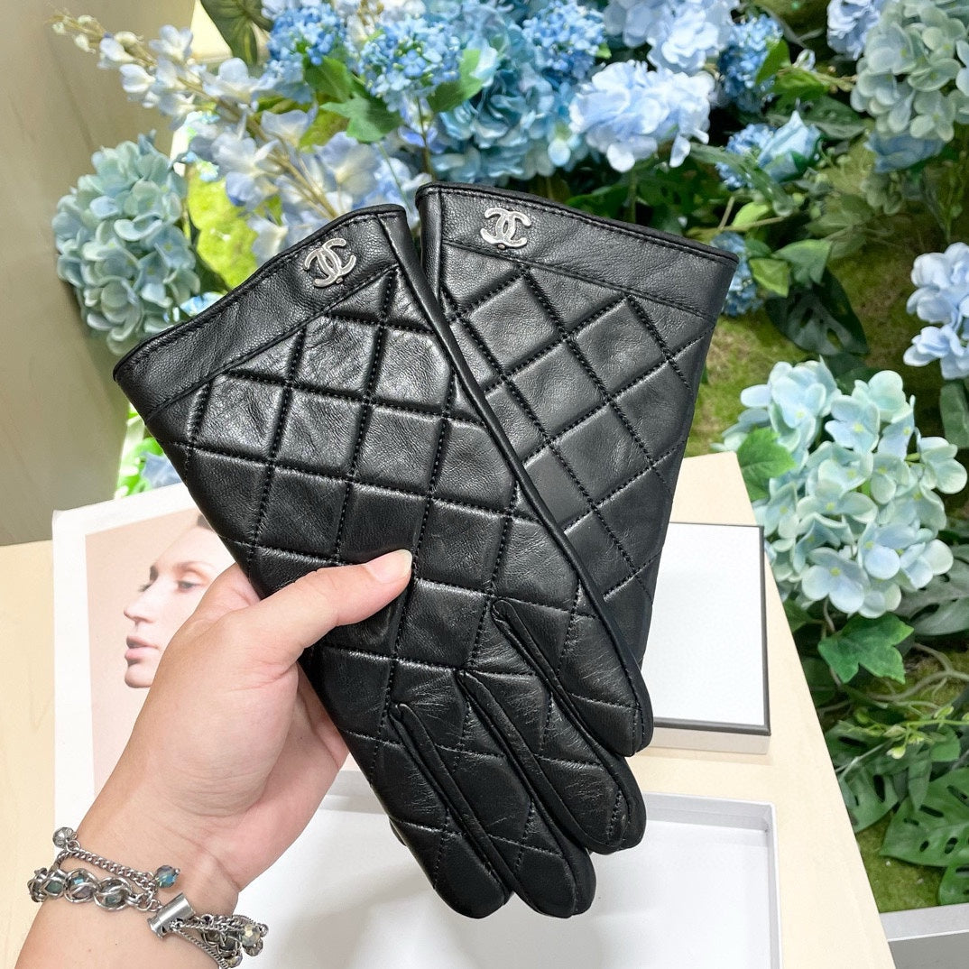 GLOVES IN BLACK CALFSKIN 462420