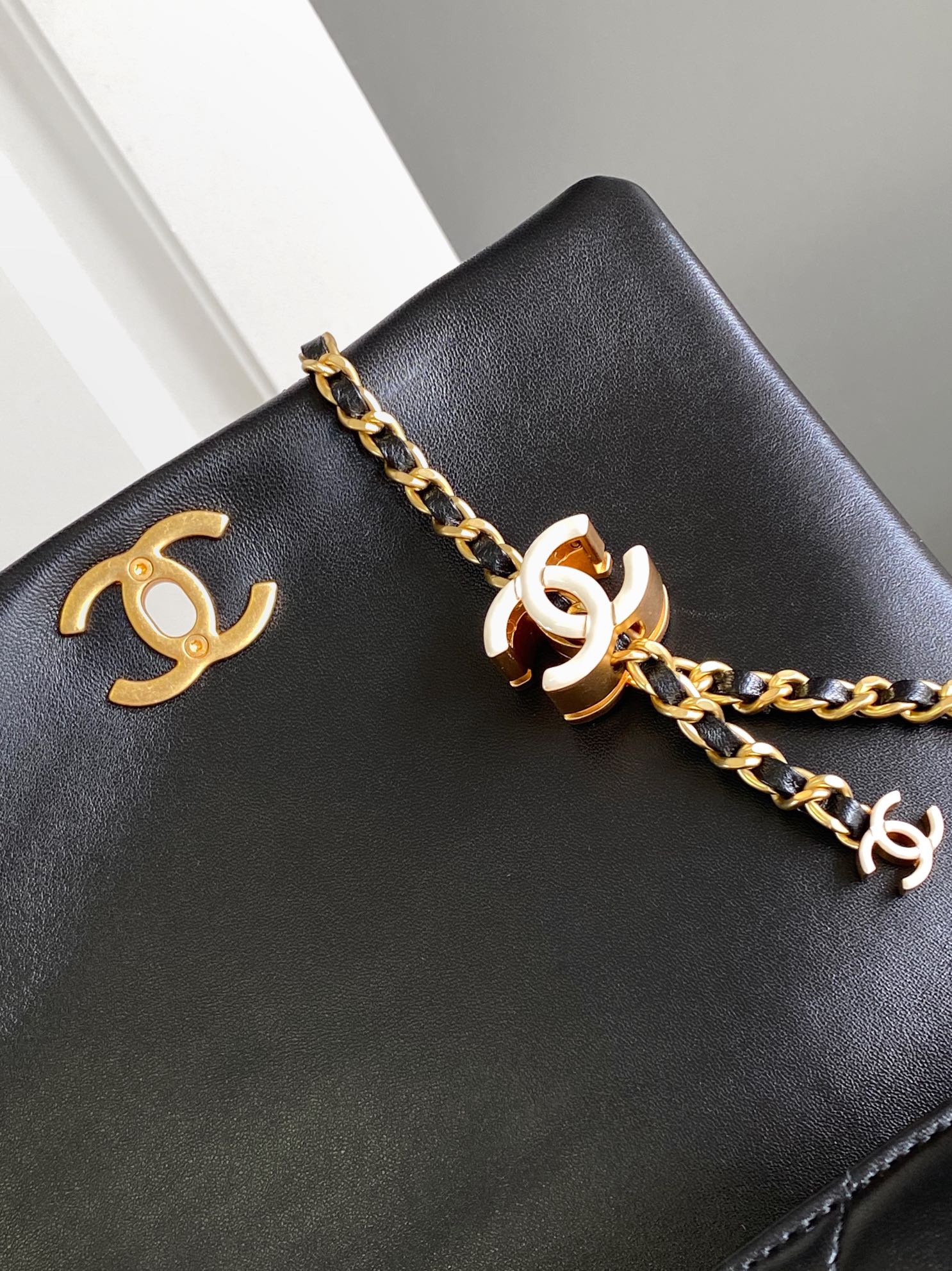 CC MINI 22 HANDBAG IN BLACK CALFSKIN GOLD HARDWARE