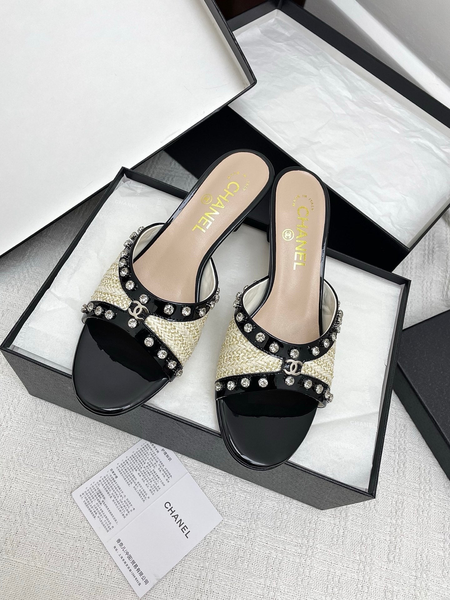 CC 25SS Slippers 5cm Light Yellow Raffia Black Patent Calfskin 338299