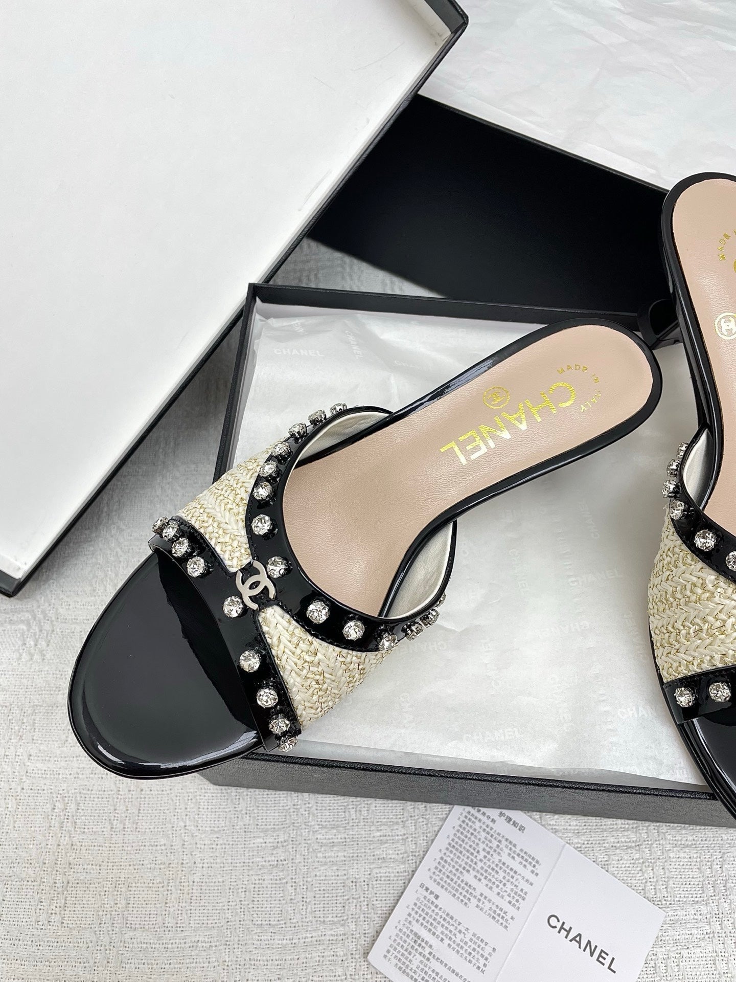 CC 25SS Slippers 5cm Light Yellow Raffia Black Patent Calfskin 338299