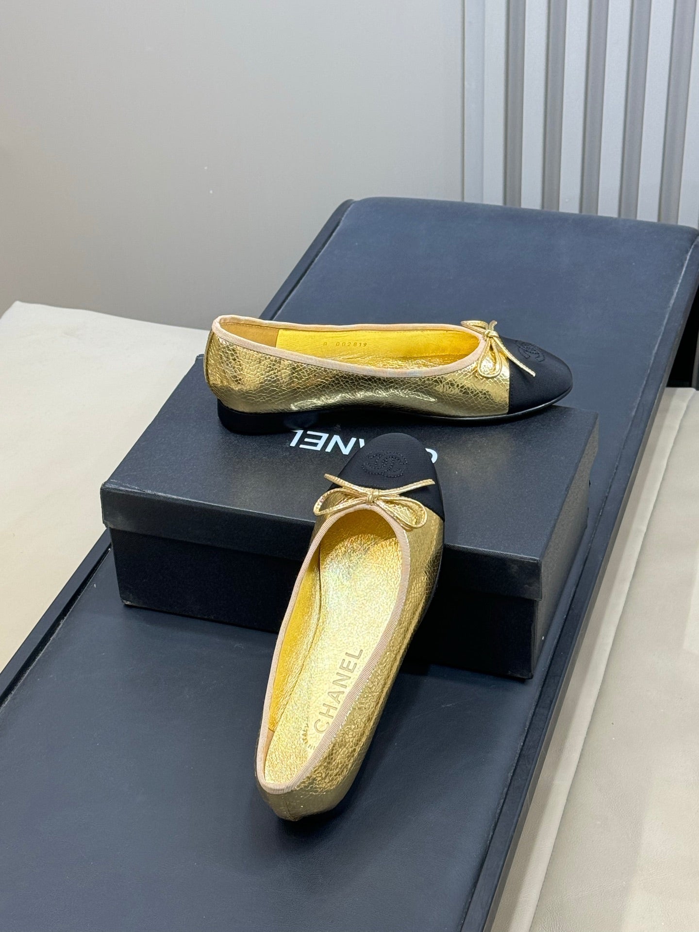 CC 26ss Ballet Flats Black Gold Leather Fabric 623149